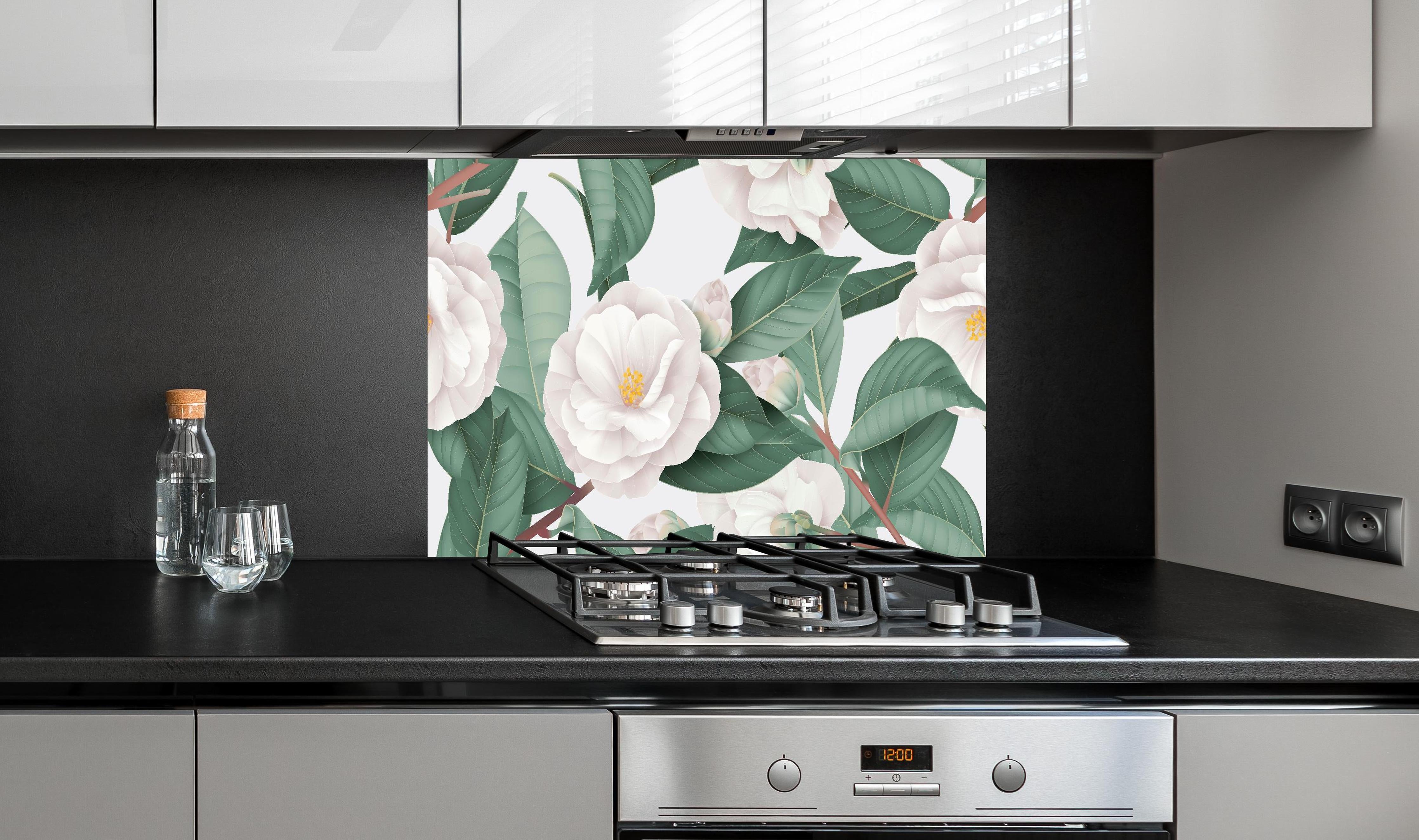 Spritzschutz - Weiße Semi-double Camellias auf Grau hinter einem Cerankochfeld zwischen Holz-Kochutensilien