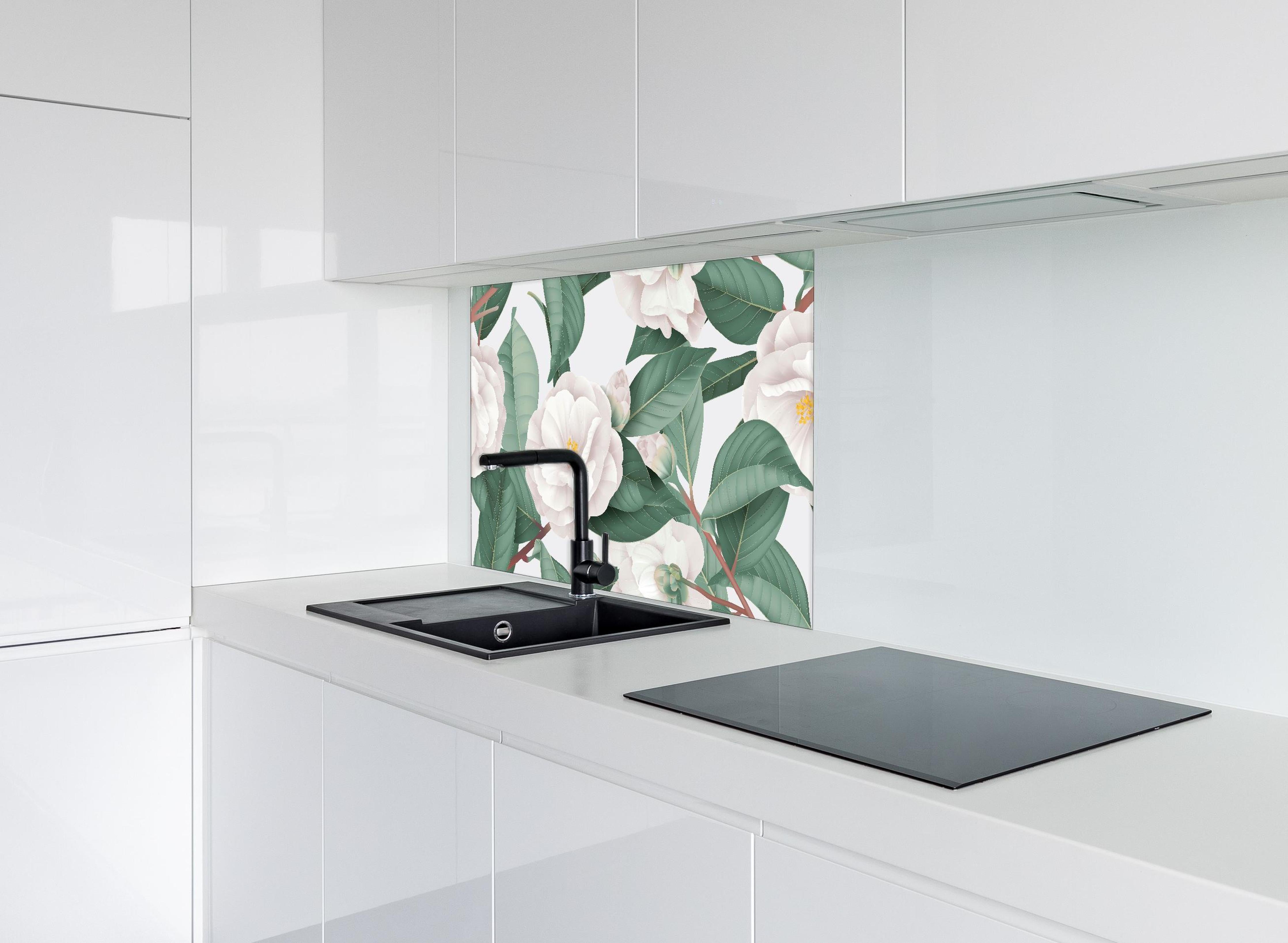 Spritzschutz - Weiße Semi-double Camellias auf Grau hinter einem Cerankochfeld zwischen Holz-Kochutensilien