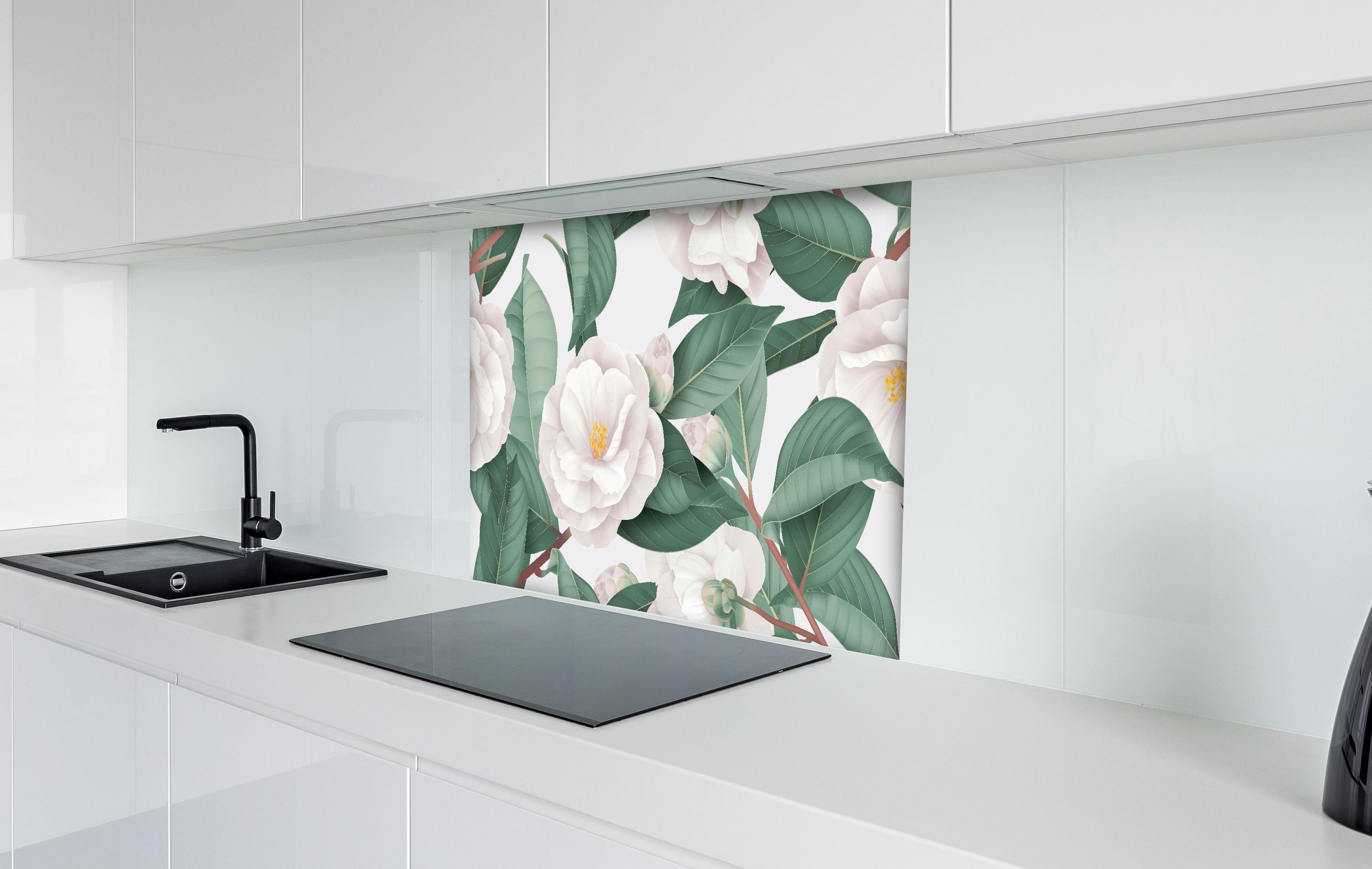 Spritzschutz - Weiße Semi-double Camellias auf Grau hinter einem Cerankochfeld zwischen Holz-Kochutensilien