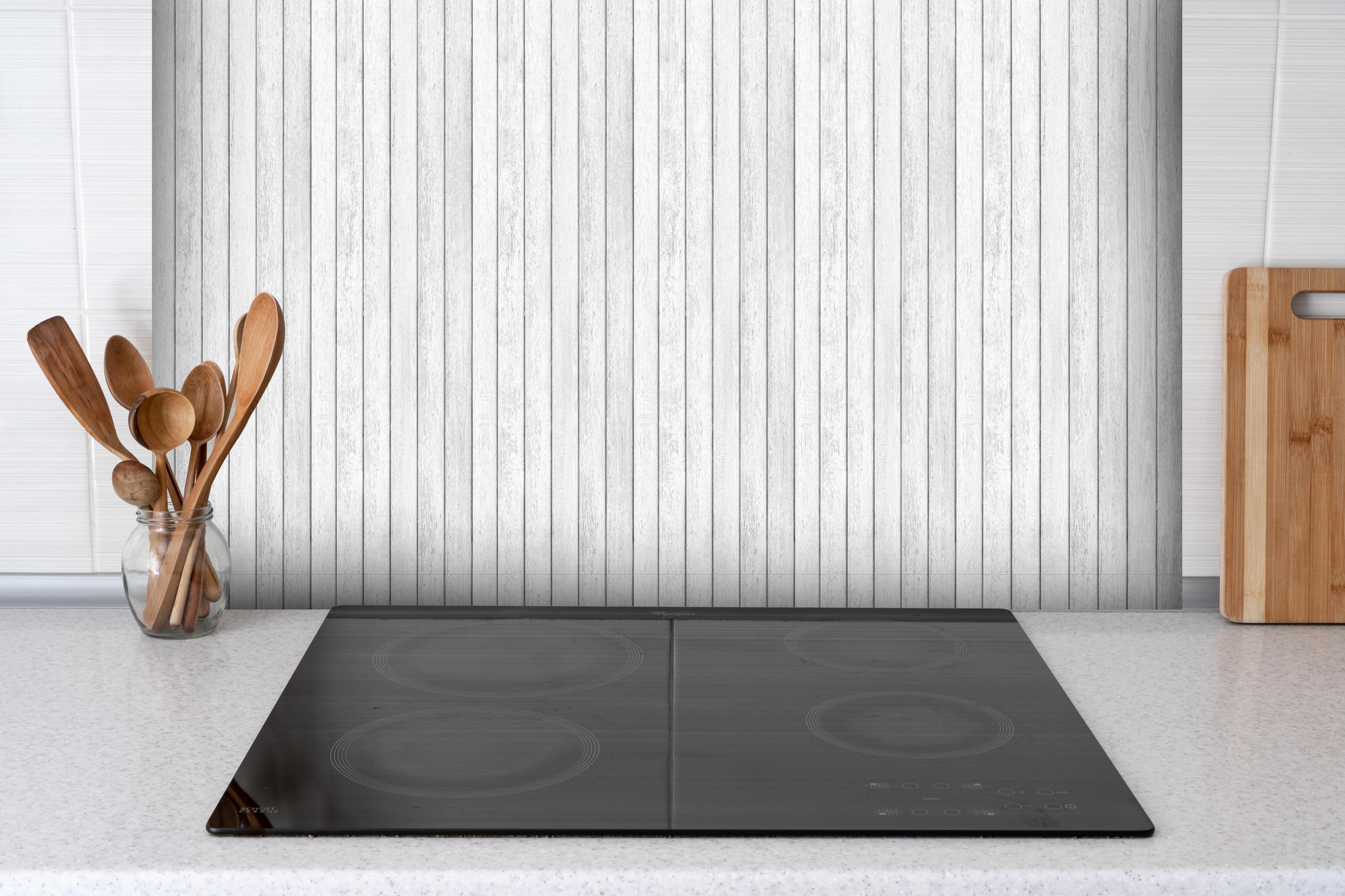 Spritzschutz - Weiße Vintage Holzwand hinter einem Cerankochfeld zwischen Holz-Kochutensilien