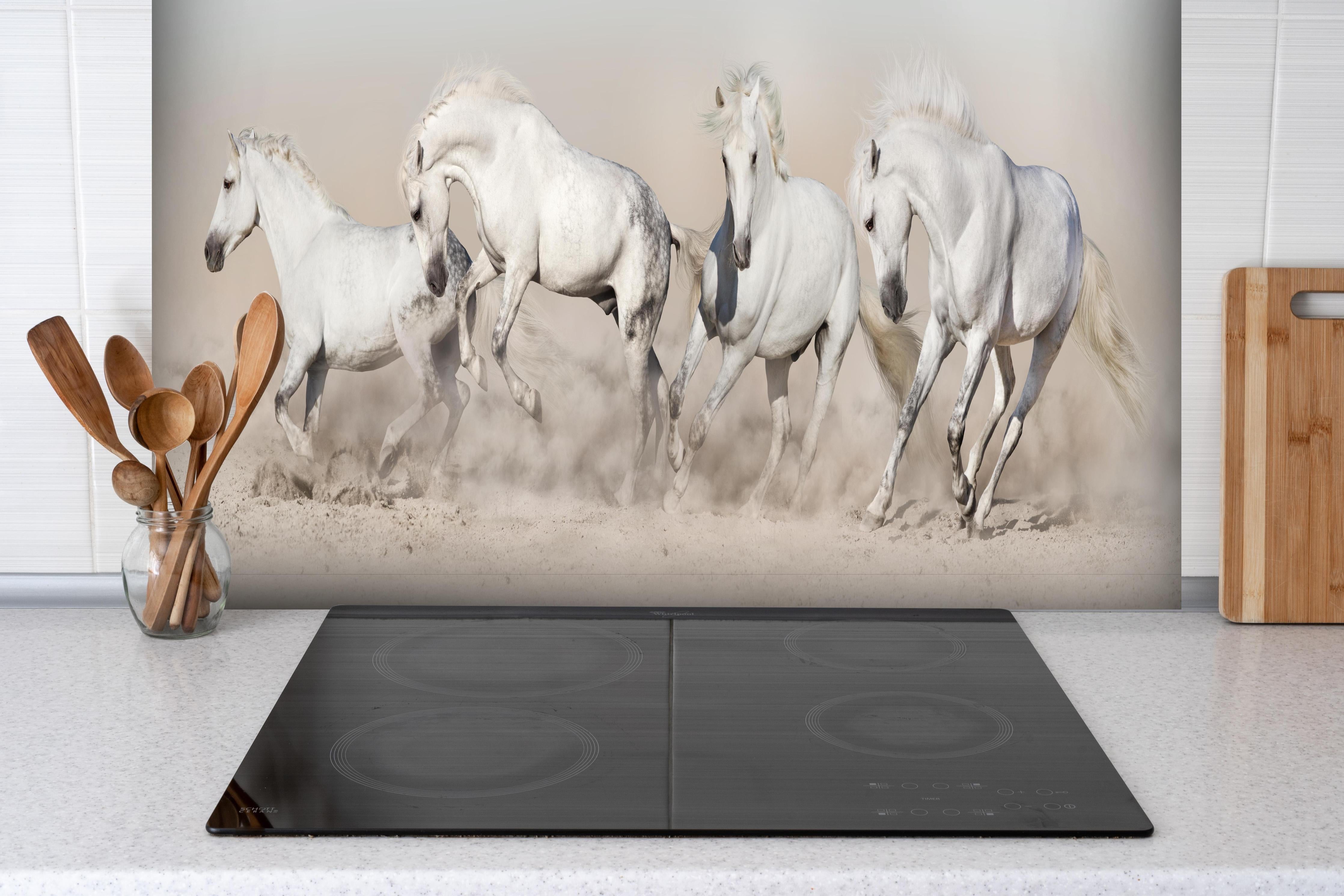 Spritzschutz - Weiße Wildpferde Staubwolke Wüste hinter einem Cerankochfeld zwischen Holz-Kochutensilien