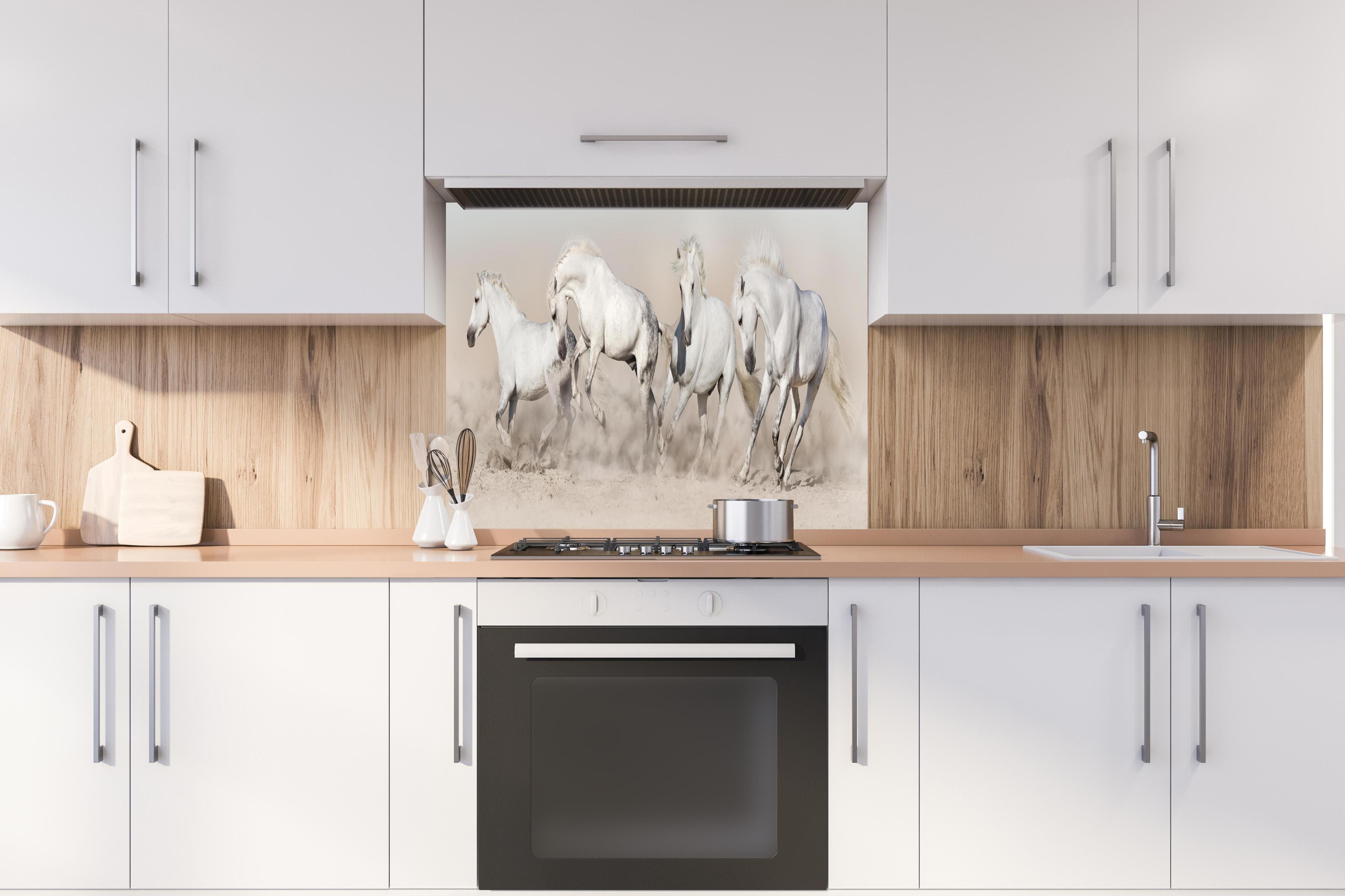 Spritzschutz - Weiße Wildpferde Staubwolke Wüste hinter einem Cerankochfeld zwischen Holz-Kochutensilien