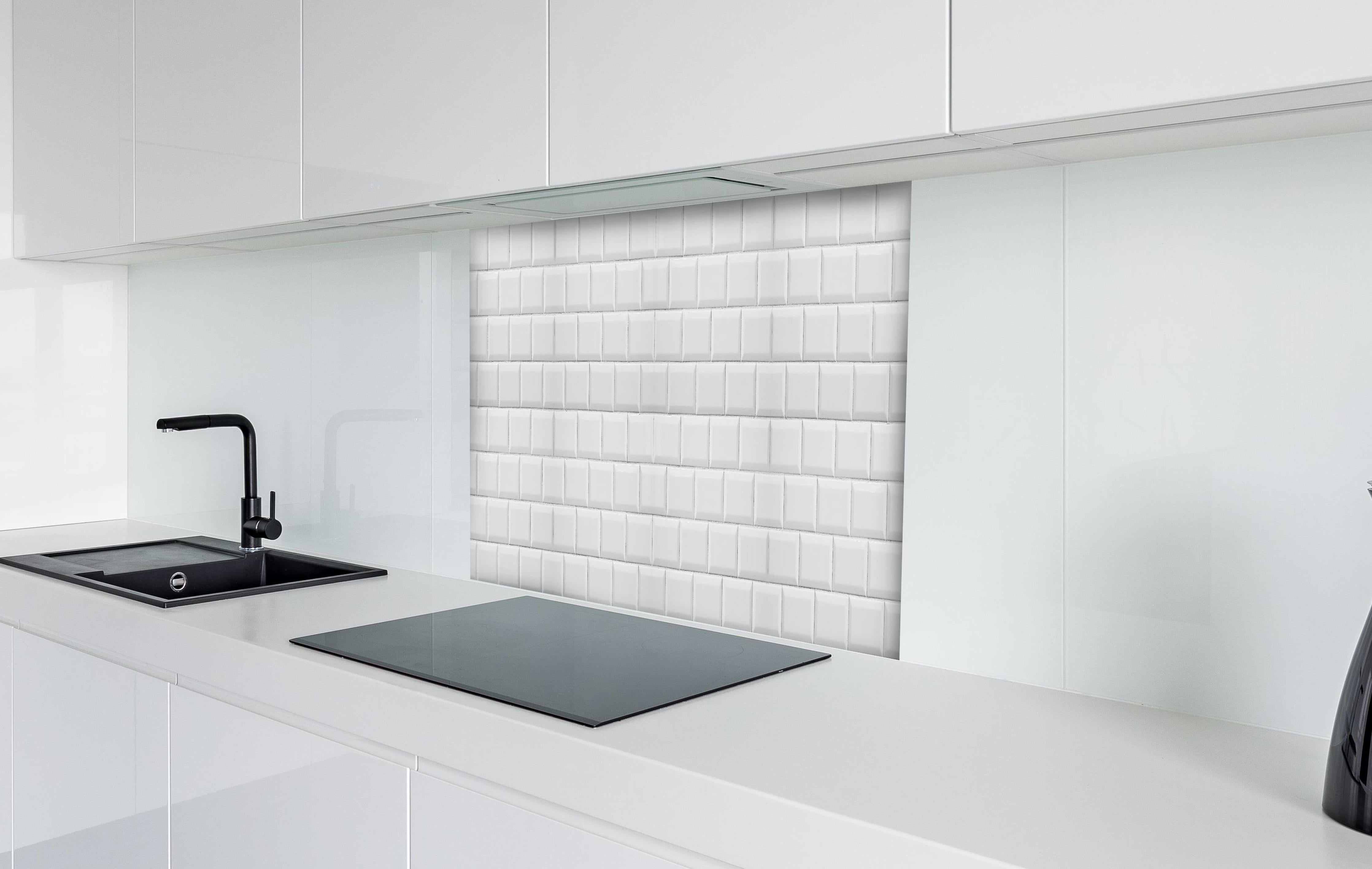 Spritzschutz - Weiße helle Ziegelfliesen hinter einem Cerankochfeld zwischen Holz-Kochutensilien