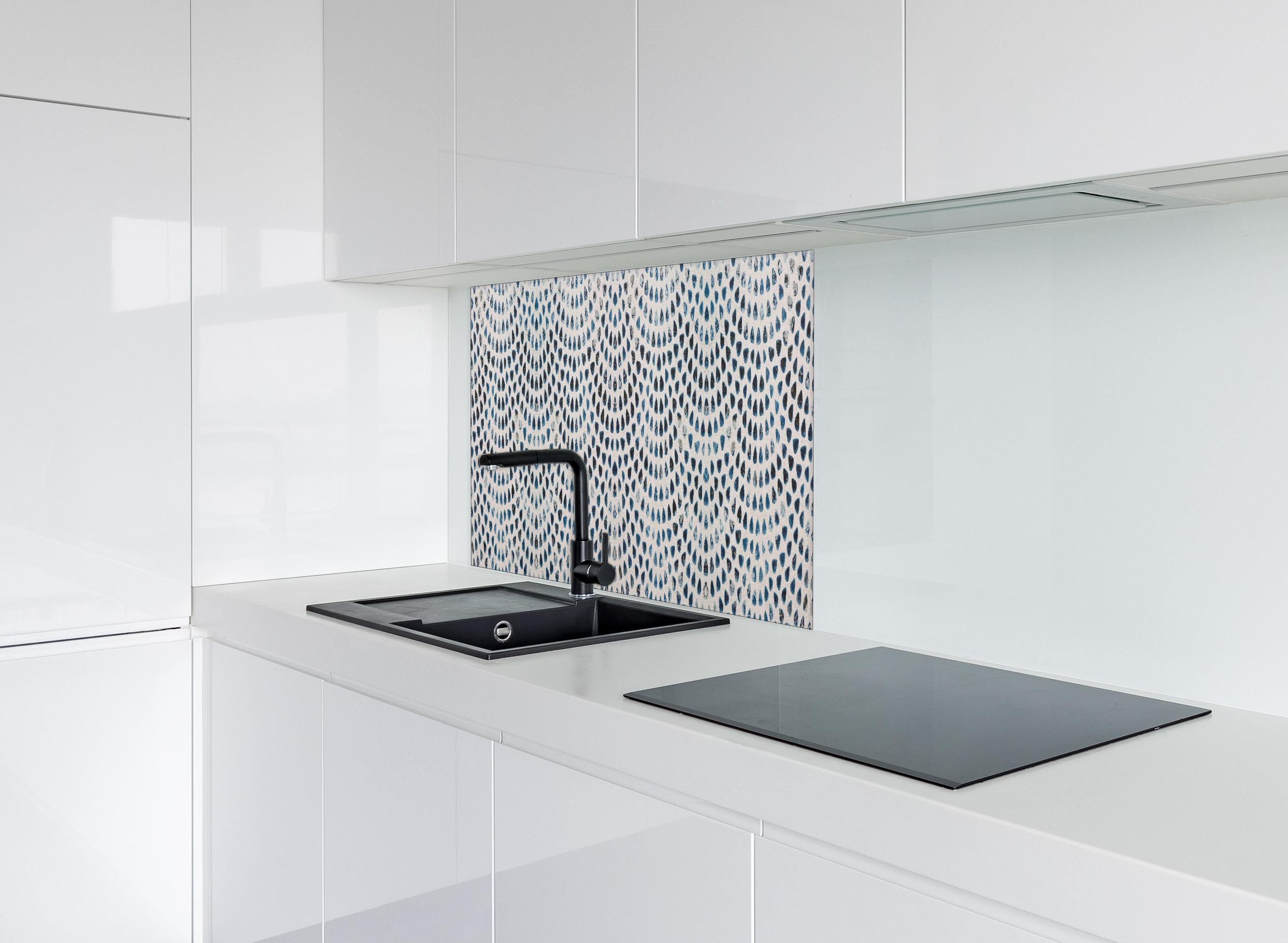 Spritzschutz - Weiße kreisförmige Retro-Fliesen hinter einem Cerankochfeld zwischen Holz-Kochutensilien