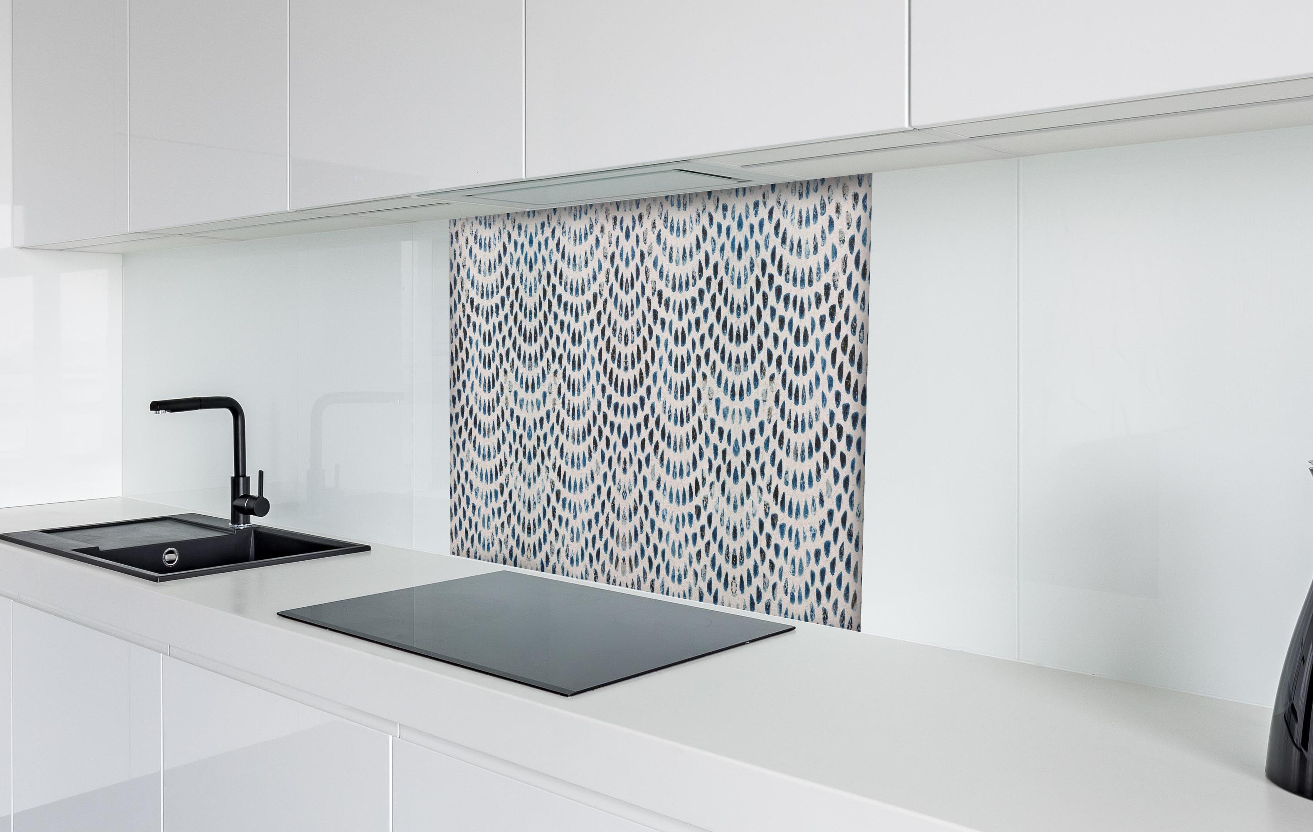 Spritzschutz - Weiße kreisförmige Retro-Fliesen hinter einem Cerankochfeld zwischen Holz-Kochutensilien