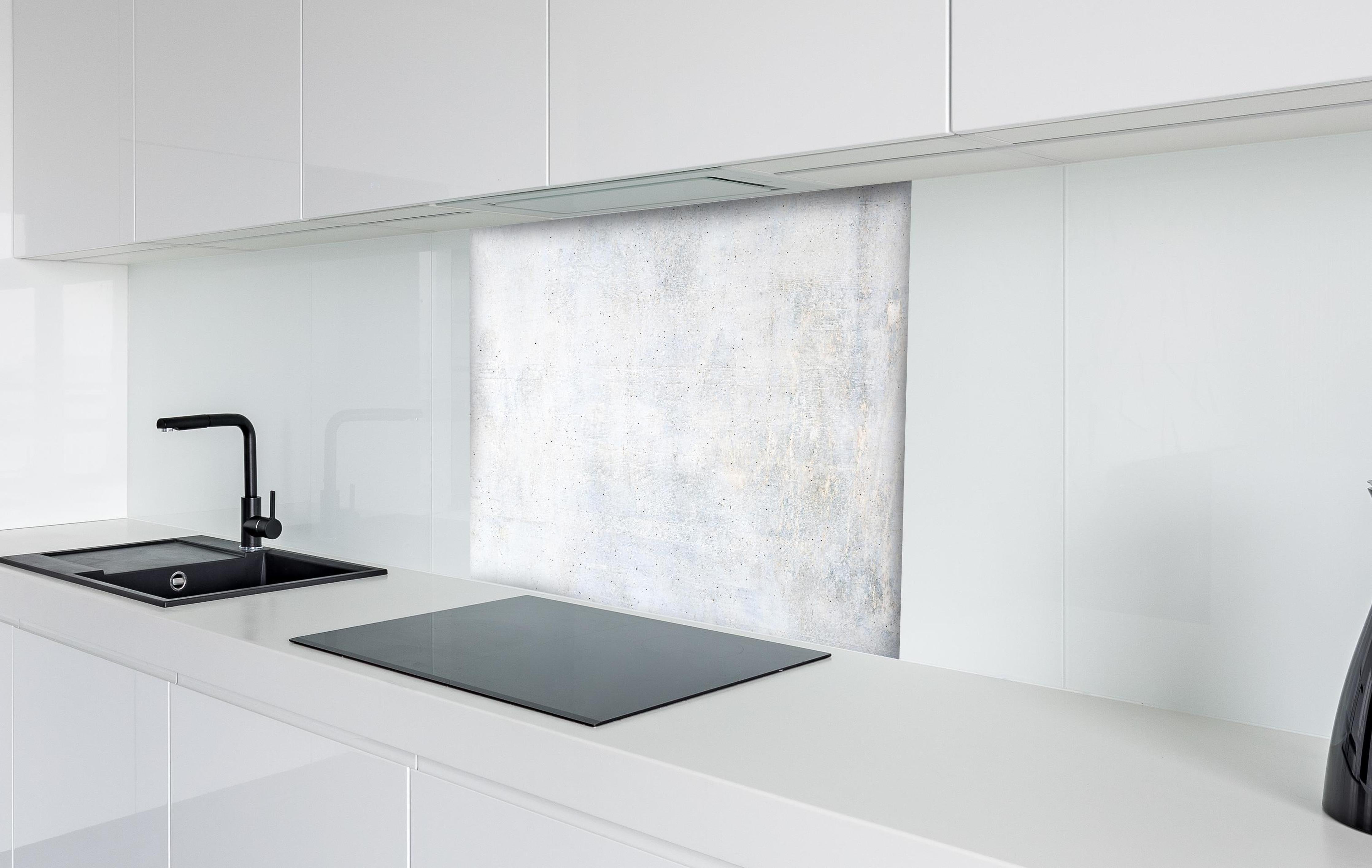 Spritzschutz - Weiße verwitterte Betonwand hinter einem Cerankochfeld zwischen Holz-Kochutensilien