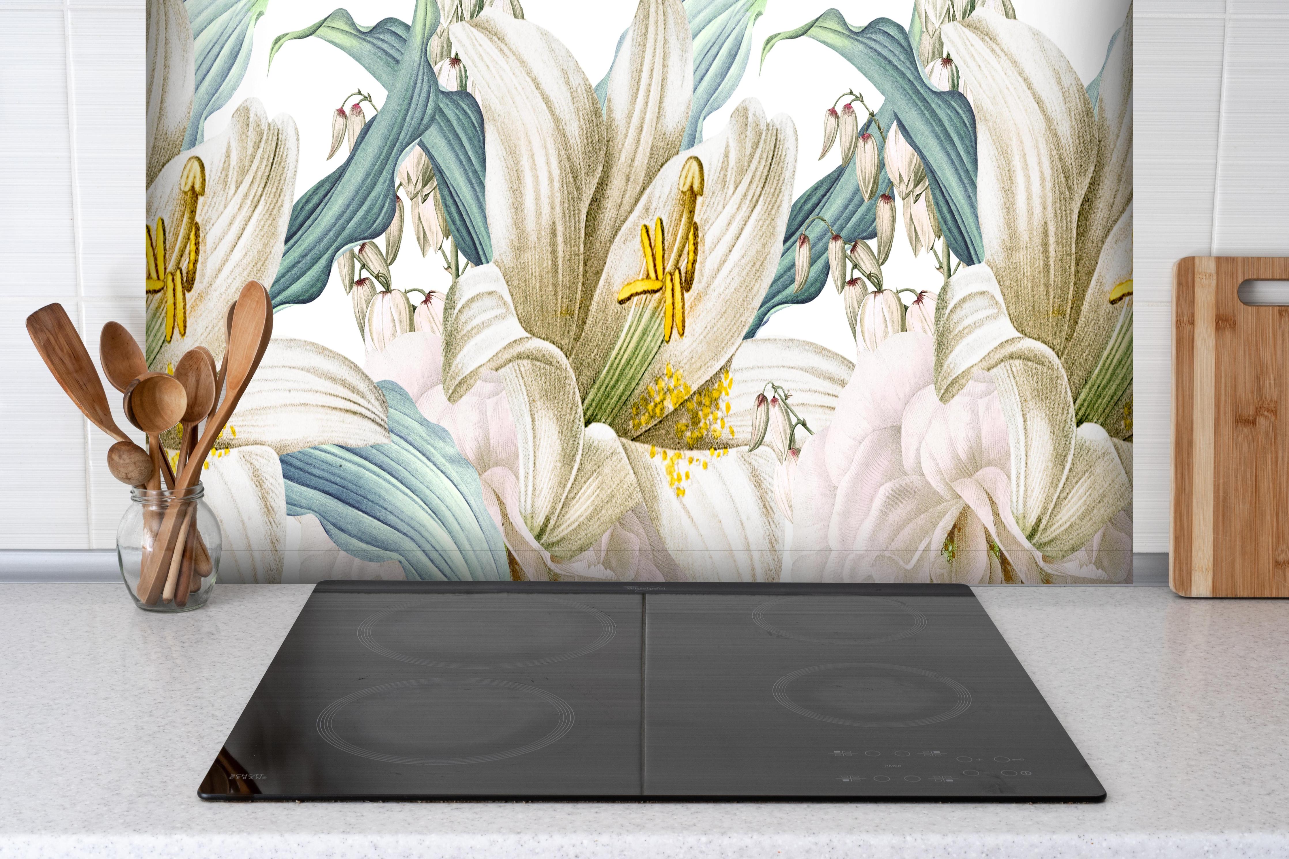 Spritzschutz - Weißen und cremefarbenen Rosen hinter einem Cerankochfeld zwischen Holz-Kochutensilien