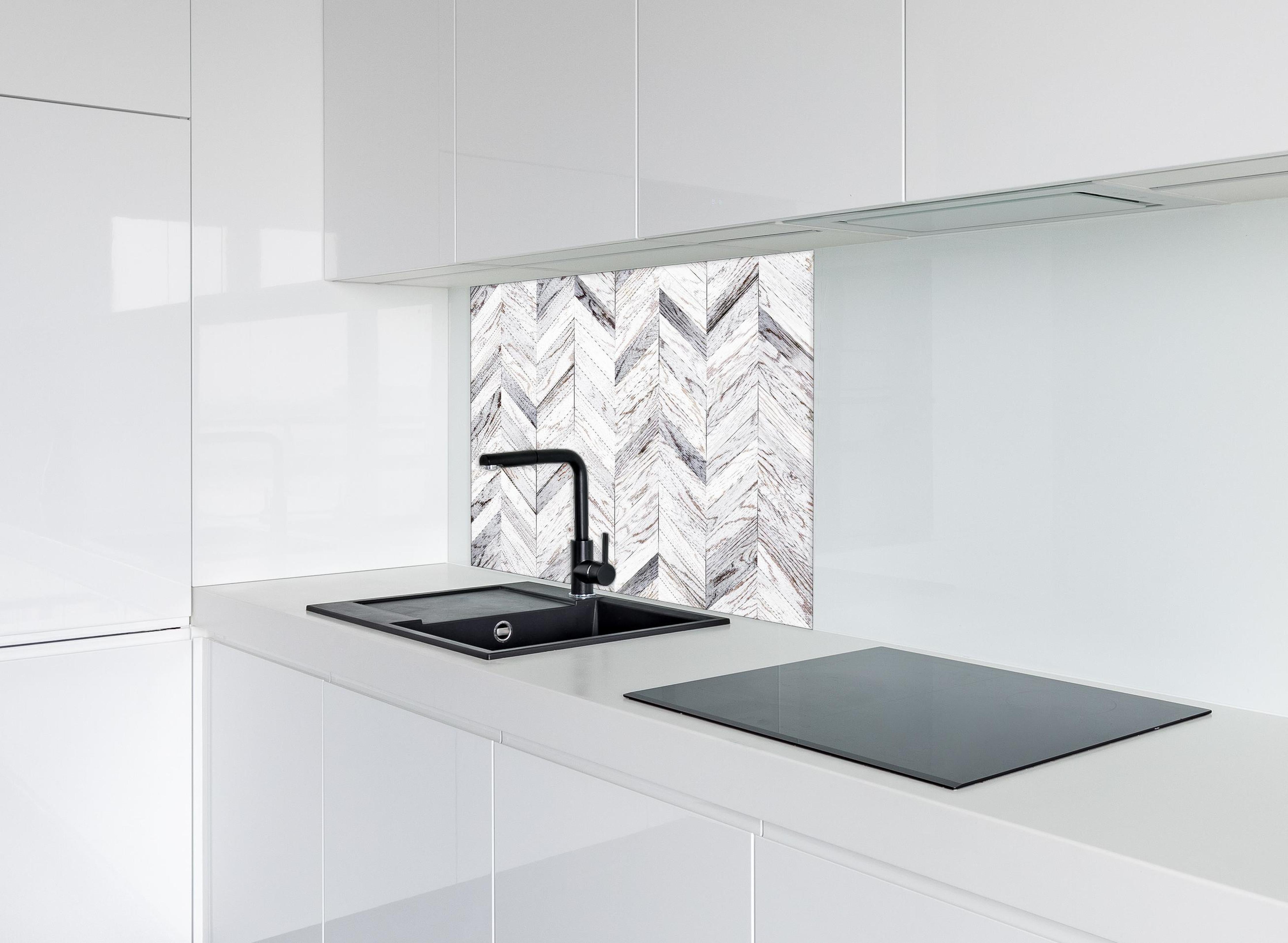 Spritzschutz - Weißer Chevron - Holzoptik hinter einem Cerankochfeld zwischen Holz-Kochutensilien
