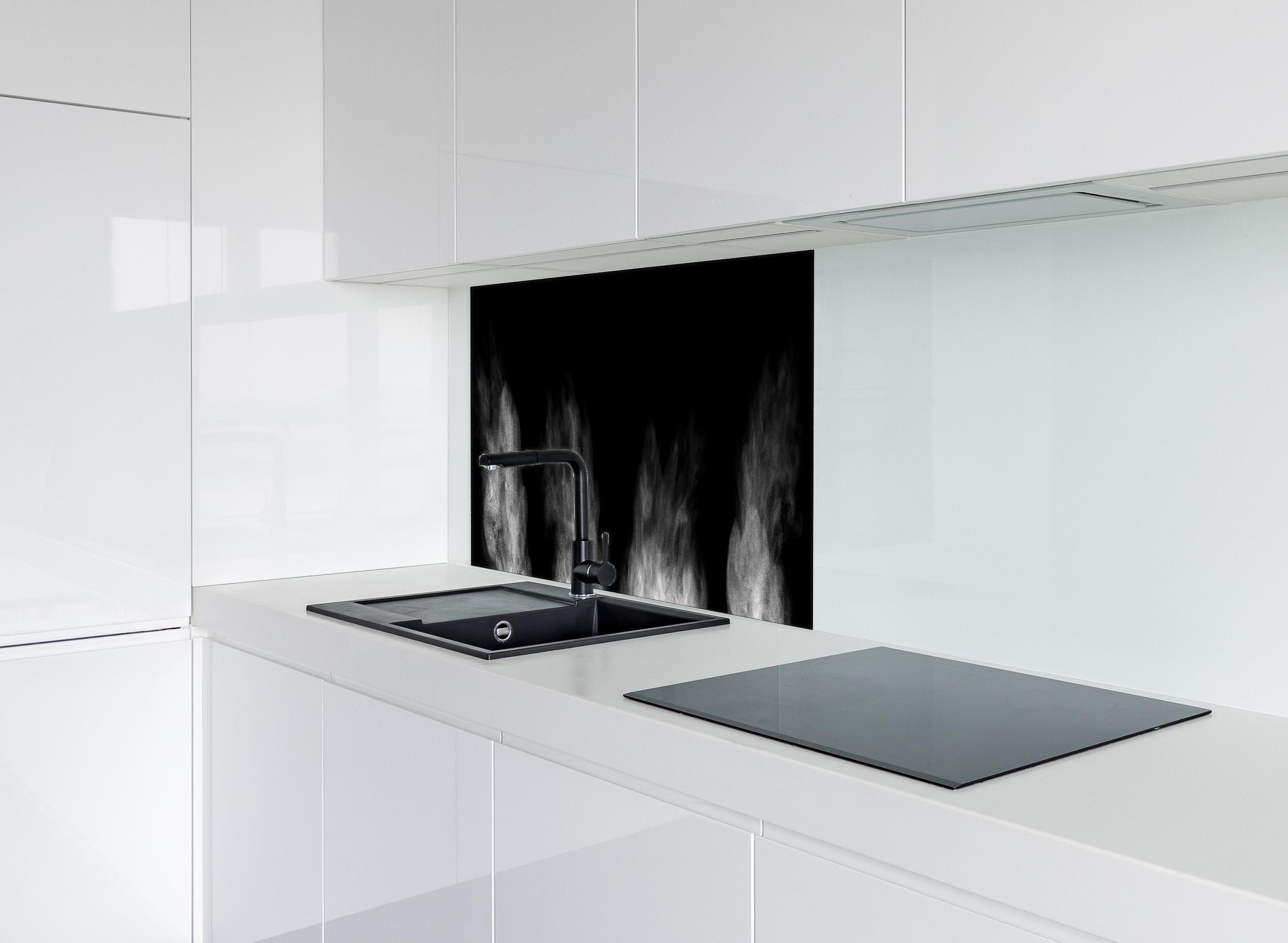 Spritzschutz - Weißer Dampf hinter einem Cerankochfeld zwischen Holz-Kochutensilien