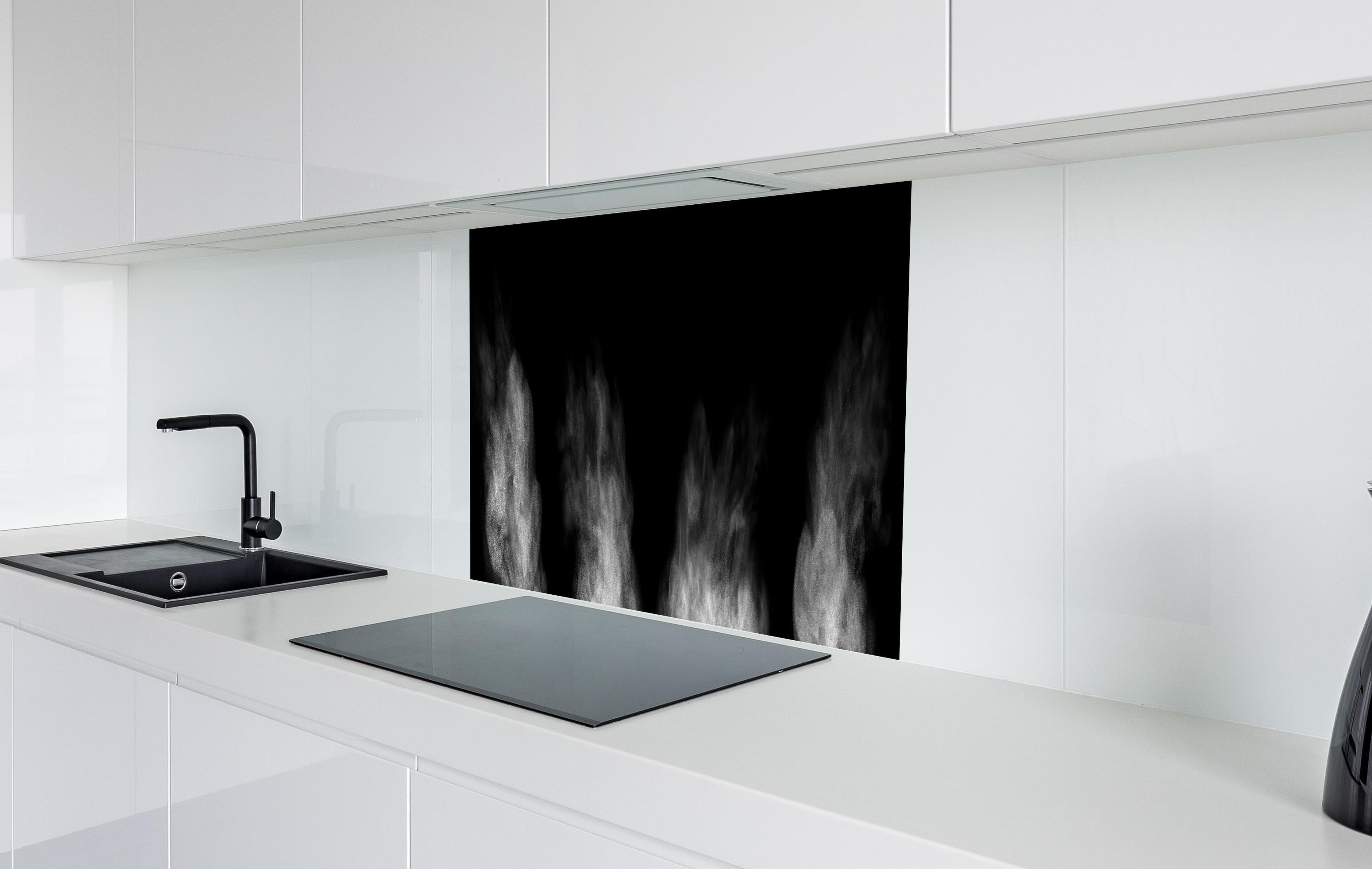 Spritzschutz - Weißer Dampf hinter einem Cerankochfeld zwischen Holz-Kochutensilien