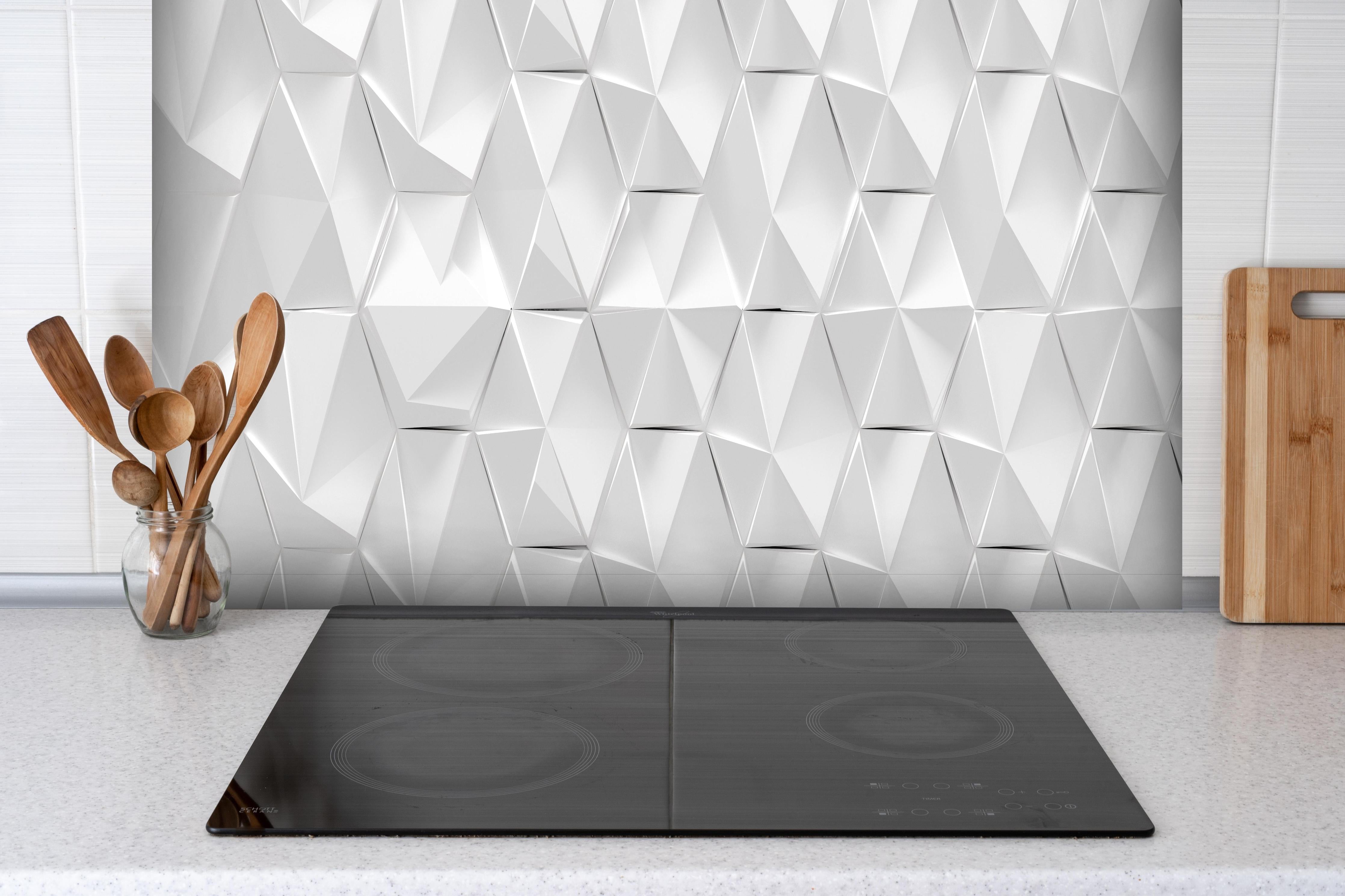 Spritzschutz - Weißer futuristischer Hintergrund hinter einem Cerankochfeld zwischen Holz-Kochutensilien
