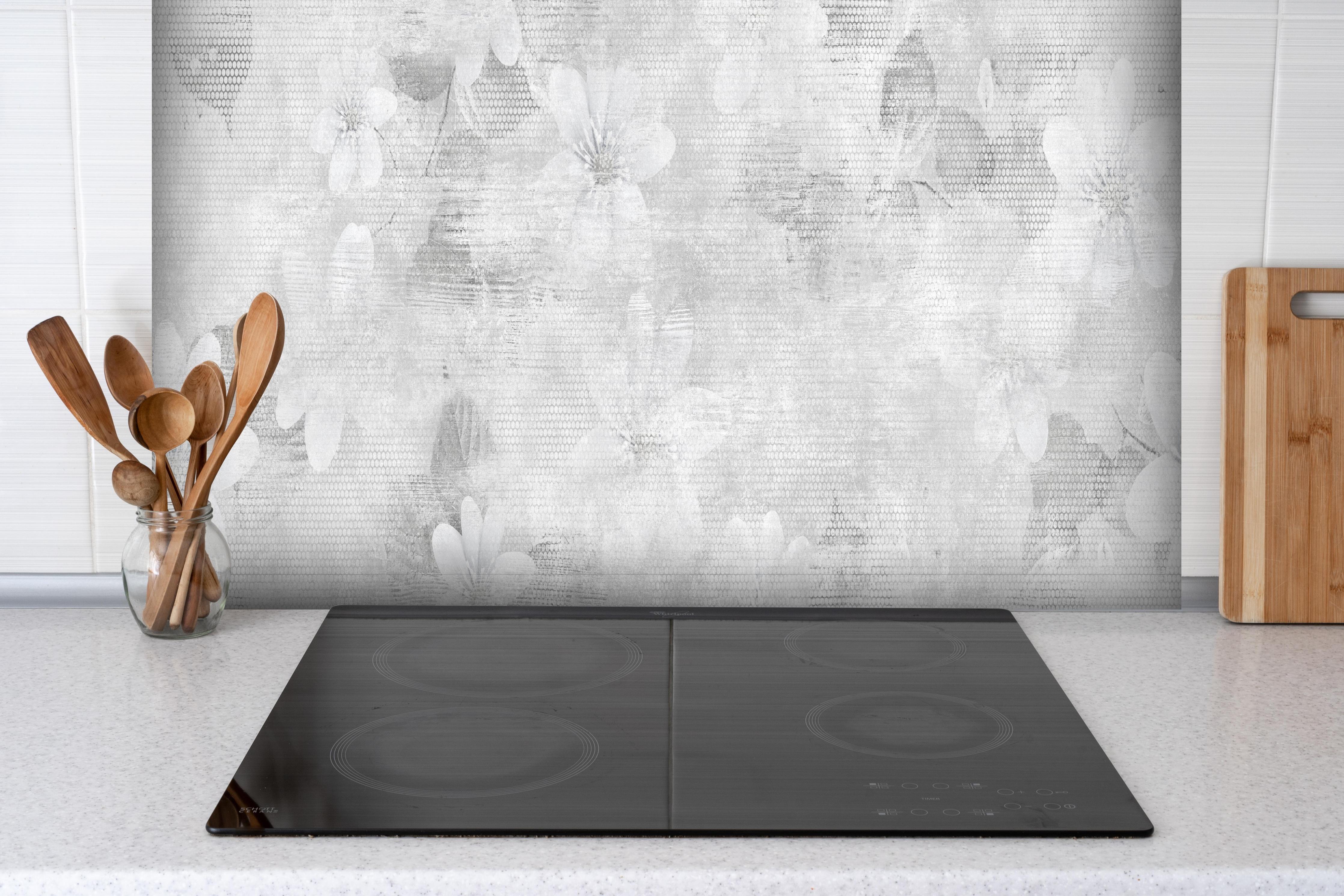 Spritzschutz - Weißes Blumen Muster - Floral hinter einem Cerankochfeld zwischen Holz-Kochutensilien
