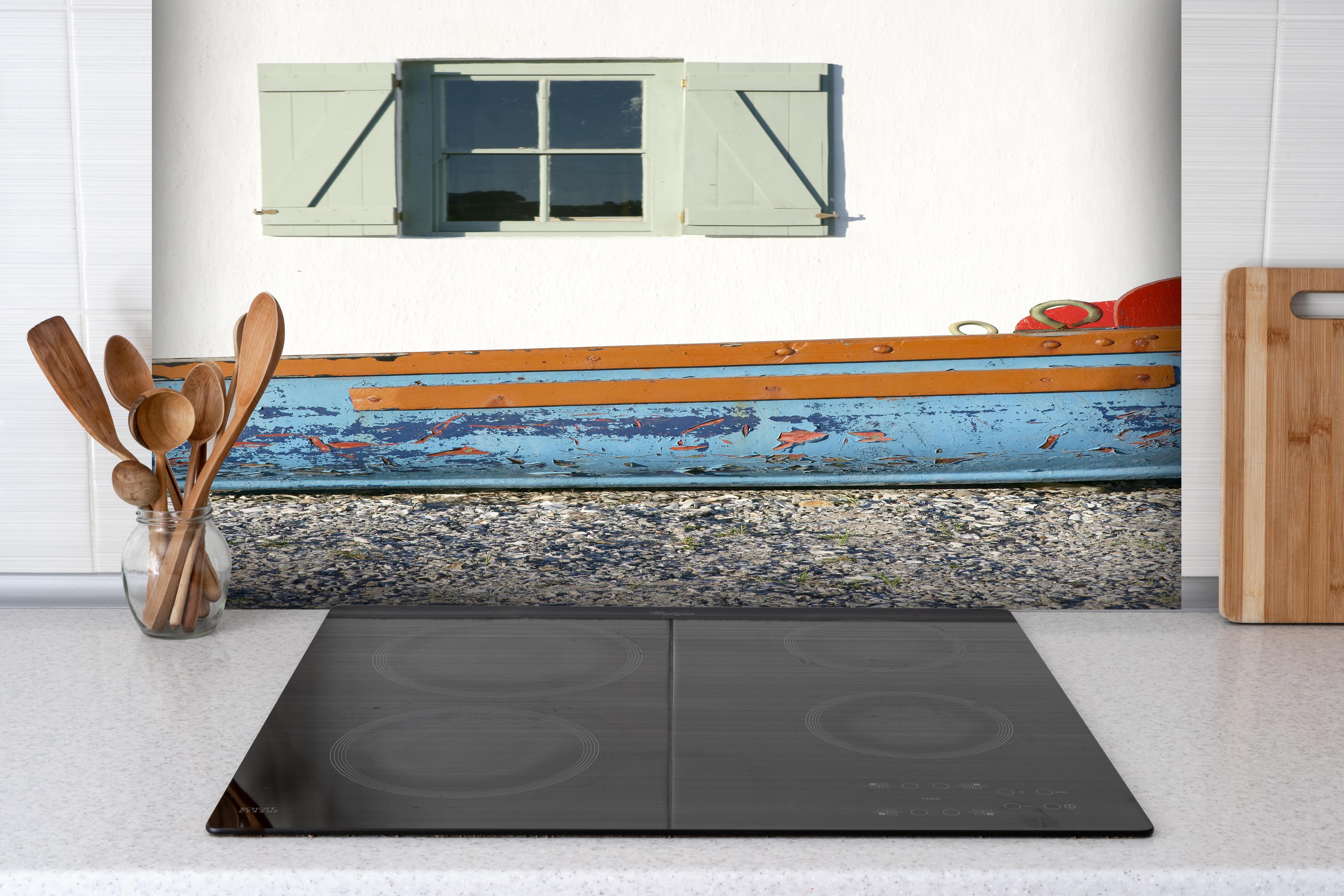 Spritzschutz - Weißes Fenster und buntes Boot am Meer hinter einem Cerankochfeld zwischen Holz-Kochutensilien
