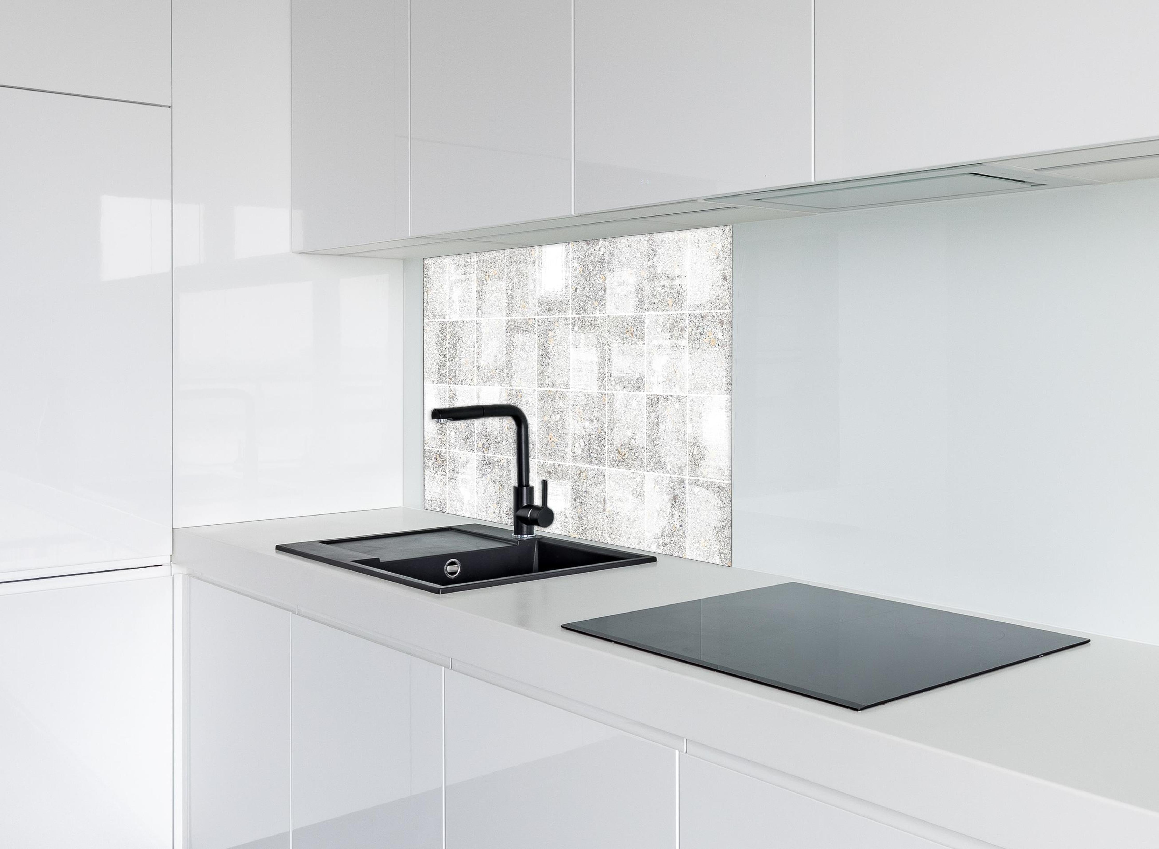 Spritzschutz - Weißes Fliesenmuster - Terrazzo Struktur hinter einem Cerankochfeld zwischen Holz-Kochutensilien