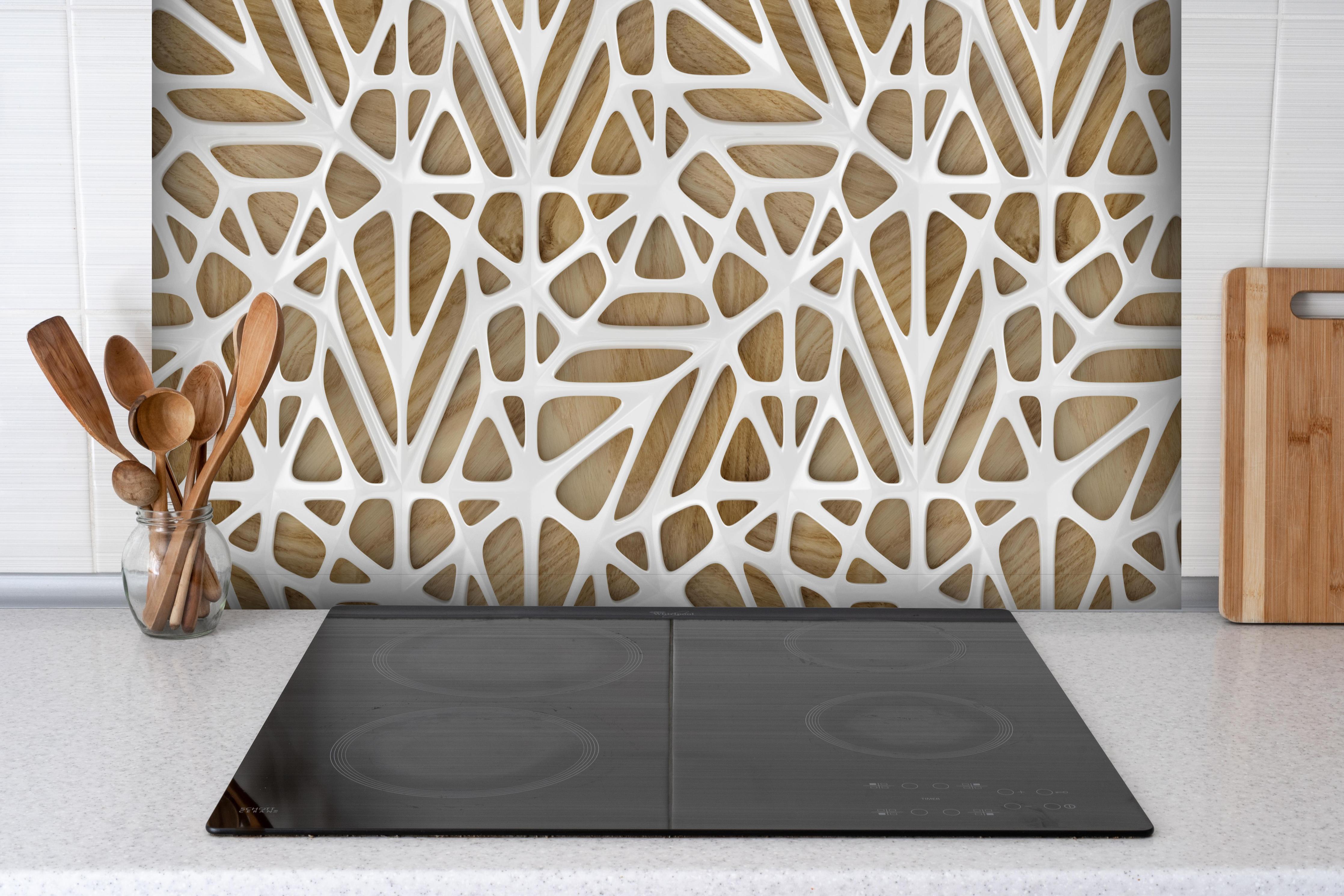 Spritzschutz - Weißes Gitter Muster hinter einem Cerankochfeld zwischen Holz-Kochutensilien
