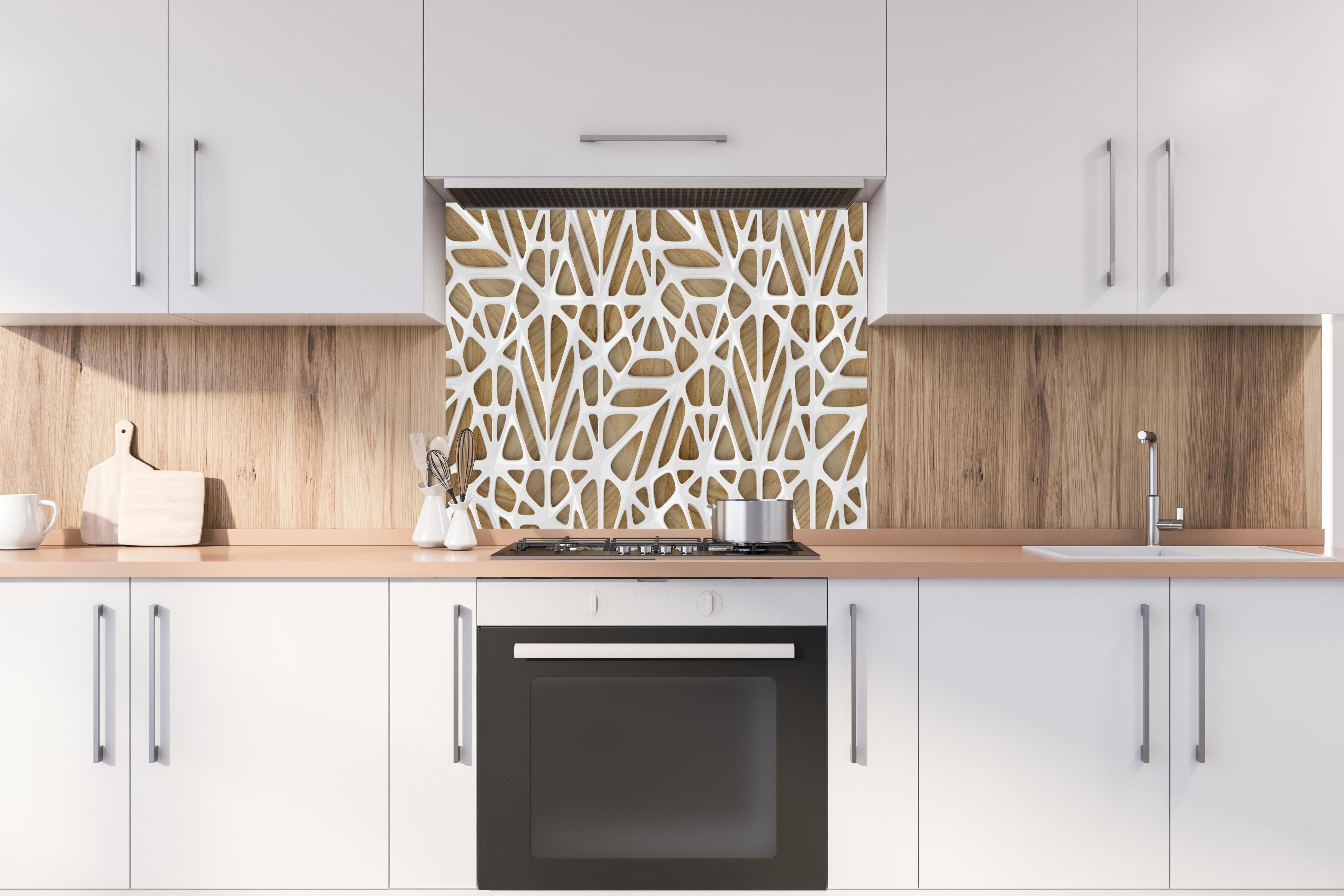 Spritzschutz - Weißes Gitter Muster hinter einem Cerankochfeld zwischen Holz-Kochutensilien