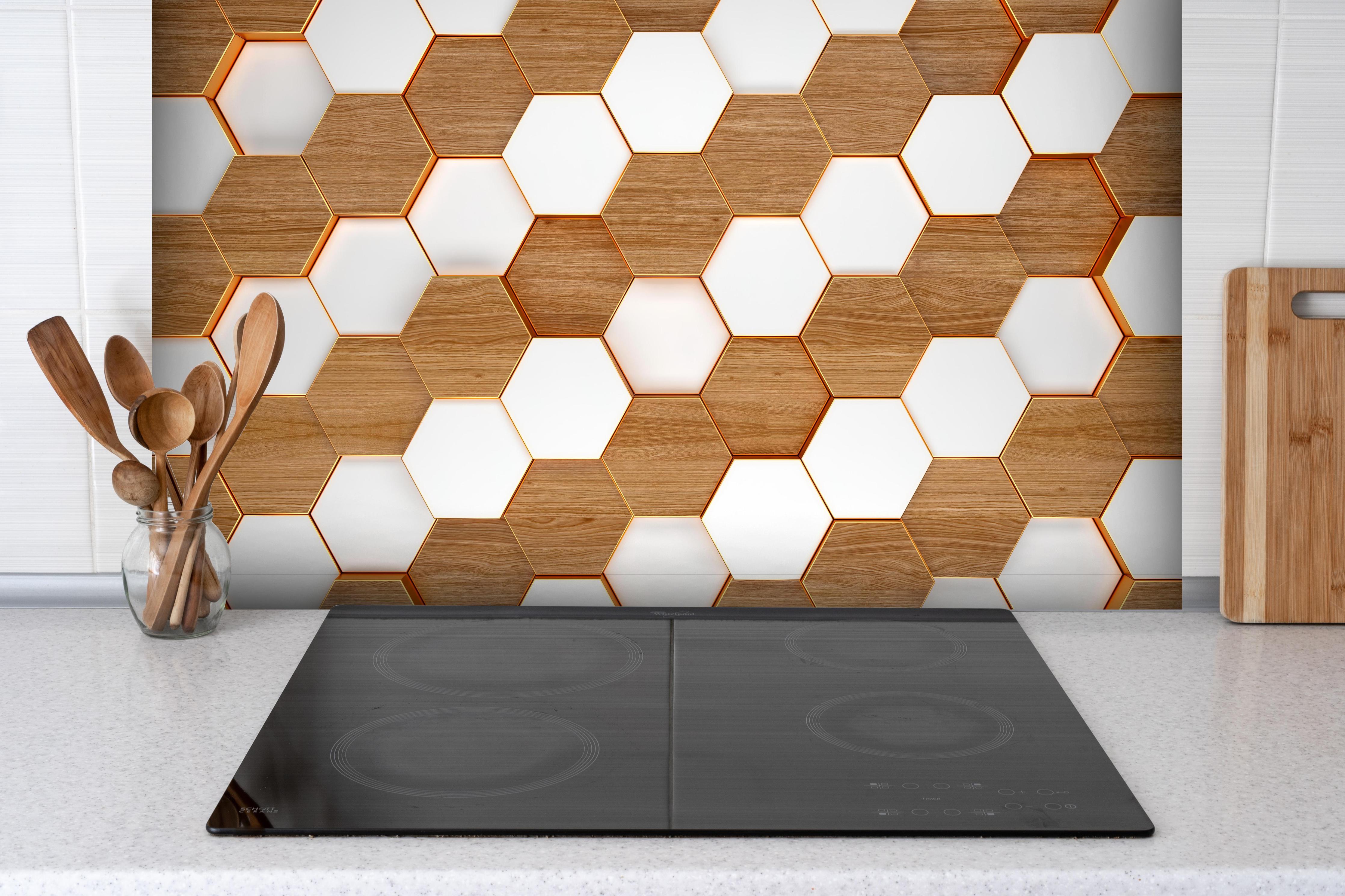 Spritzschutz - Weißes Hexagon Muster mit Holztextur hinter einem Cerankochfeld zwischen Holz-Kochutensilien