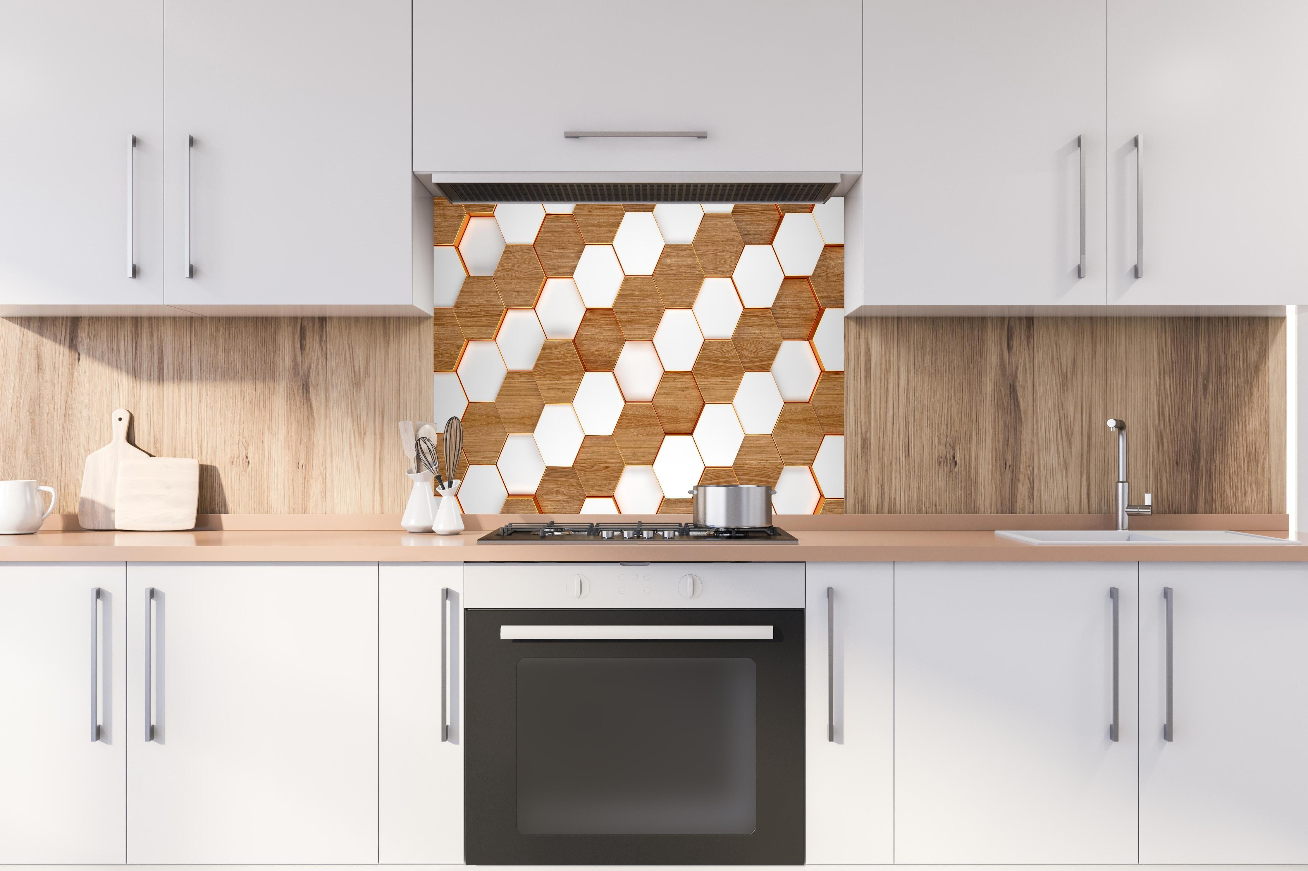 Spritzschutz - Weißes Hexagon Muster mit Holztextur hinter einem Cerankochfeld zwischen Holz-Kochutensilien