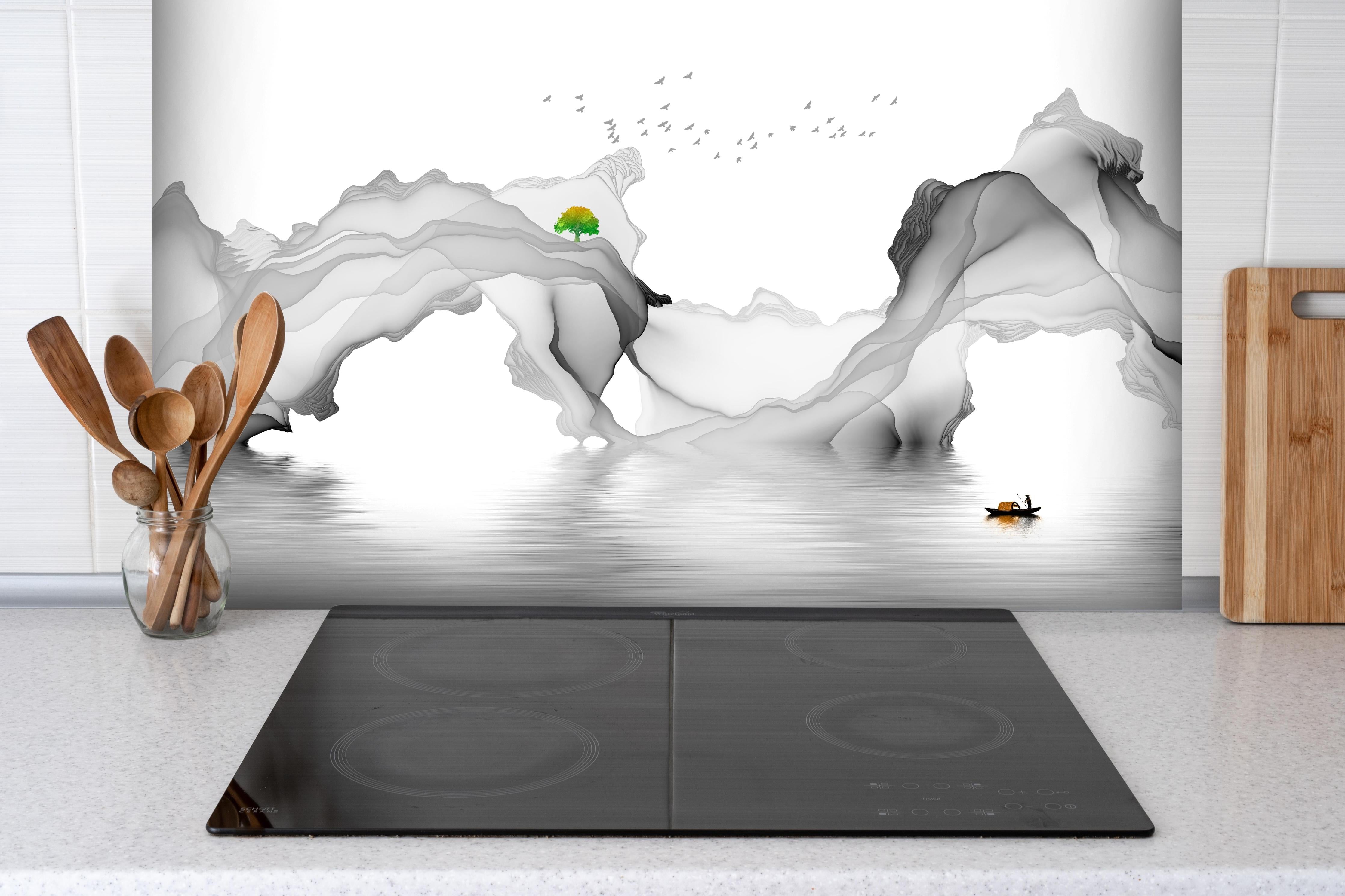 Spritzschutz - Weißes Meer Gemälde hinter einem Cerankochfeld zwischen Holz-Kochutensilien