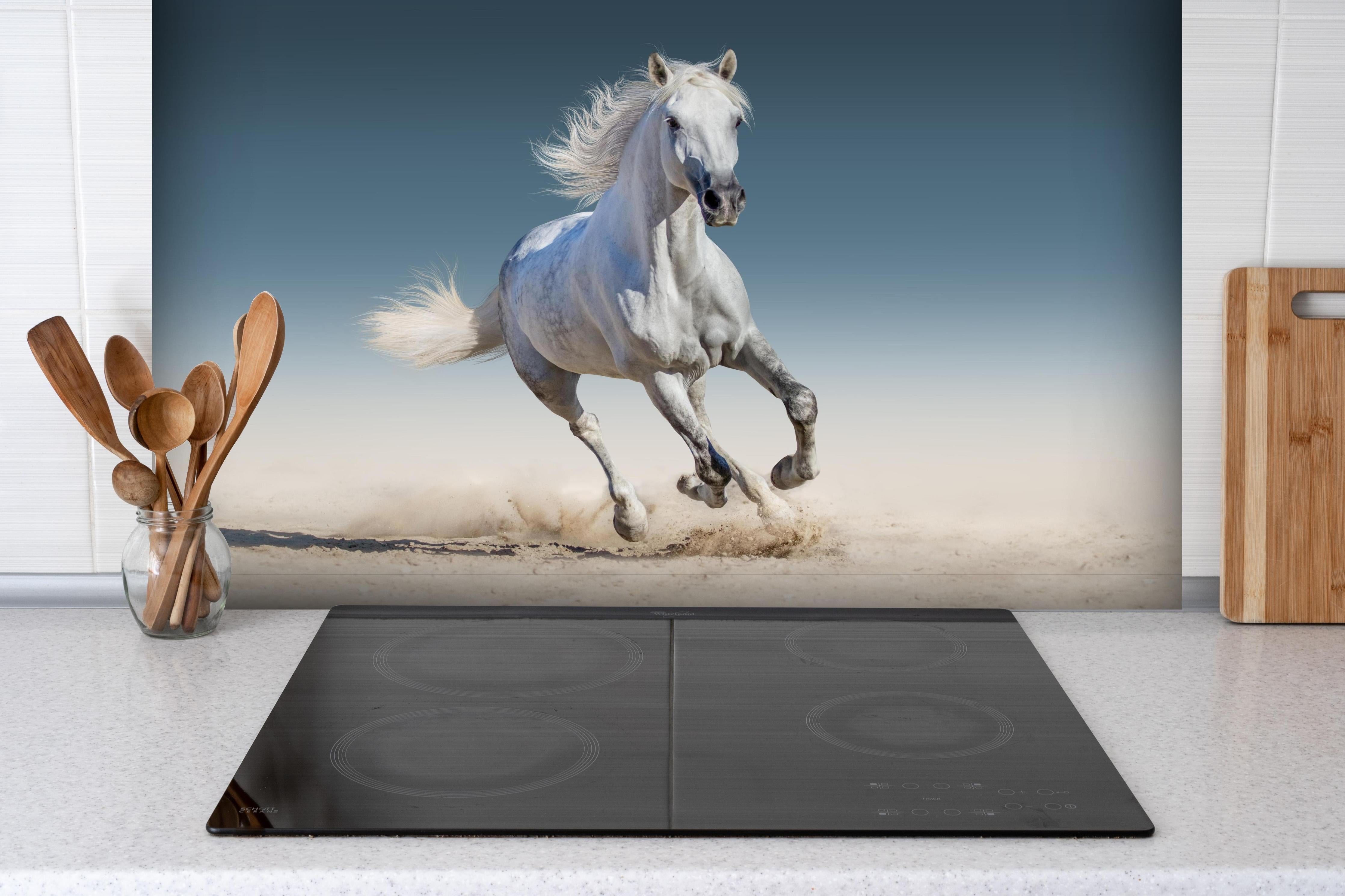 Spritzschutz - Weißes Pferd im Galopp auf Sand hinter einem Cerankochfeld zwischen Holz-Kochutensilien