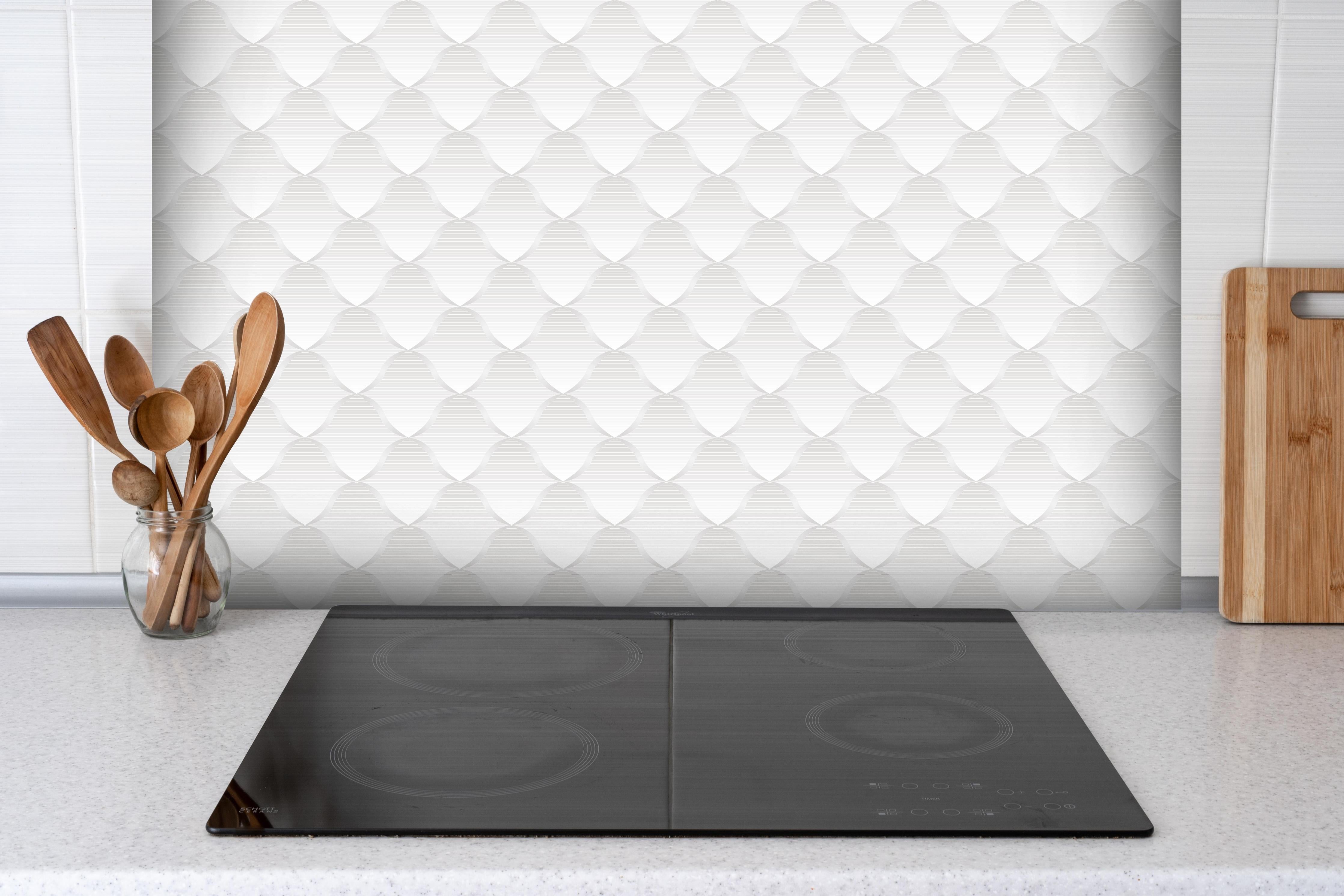 Spritzschutz - Weißes Steppmuster - Stoffdesign hinter einem Cerankochfeld zwischen Holz-Kochutensilien