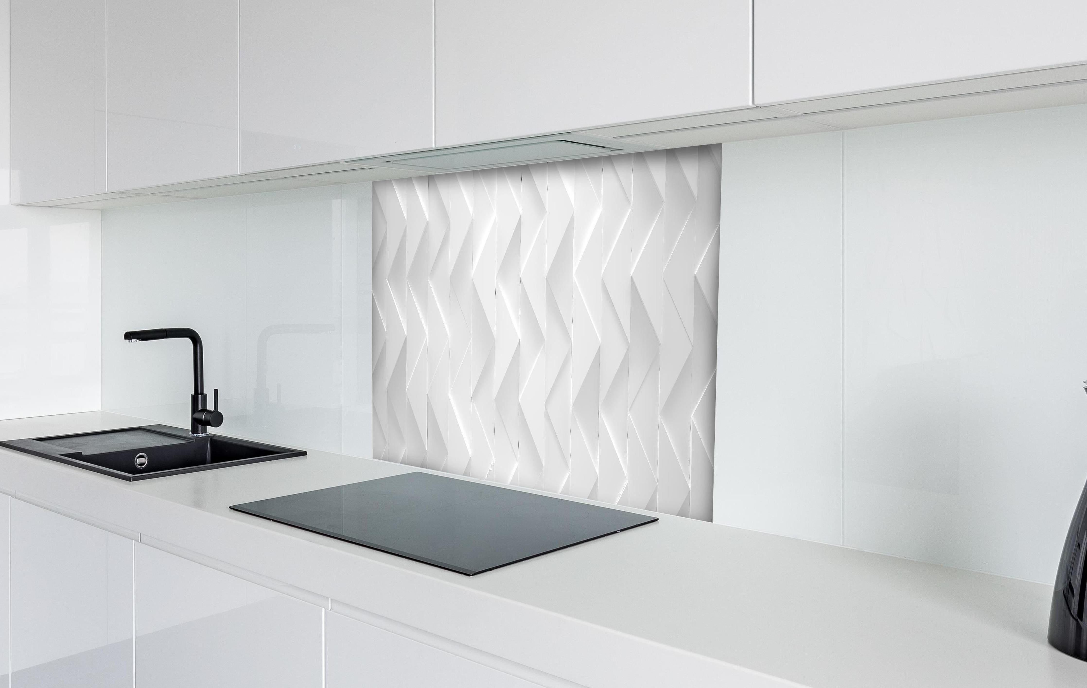 Spritzschutz - Weißes futuristisches Muster hinter einem Cerankochfeld zwischen Holz-Kochutensilien