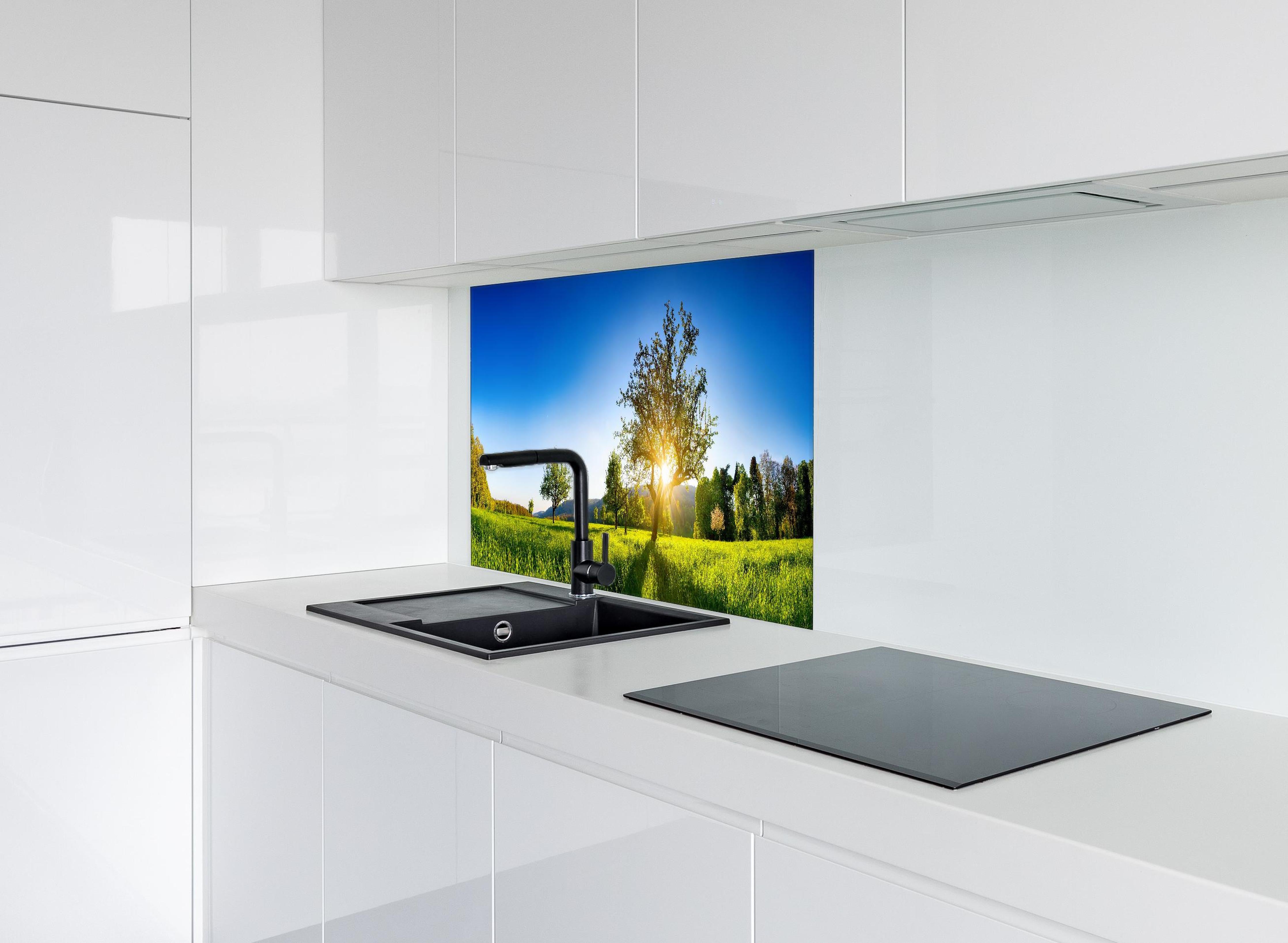 Spritzschutz - Weite Landschaft unter klarem blauem Himmel hinter einem Cerankochfeld zwischen Holz-Kochutensilien