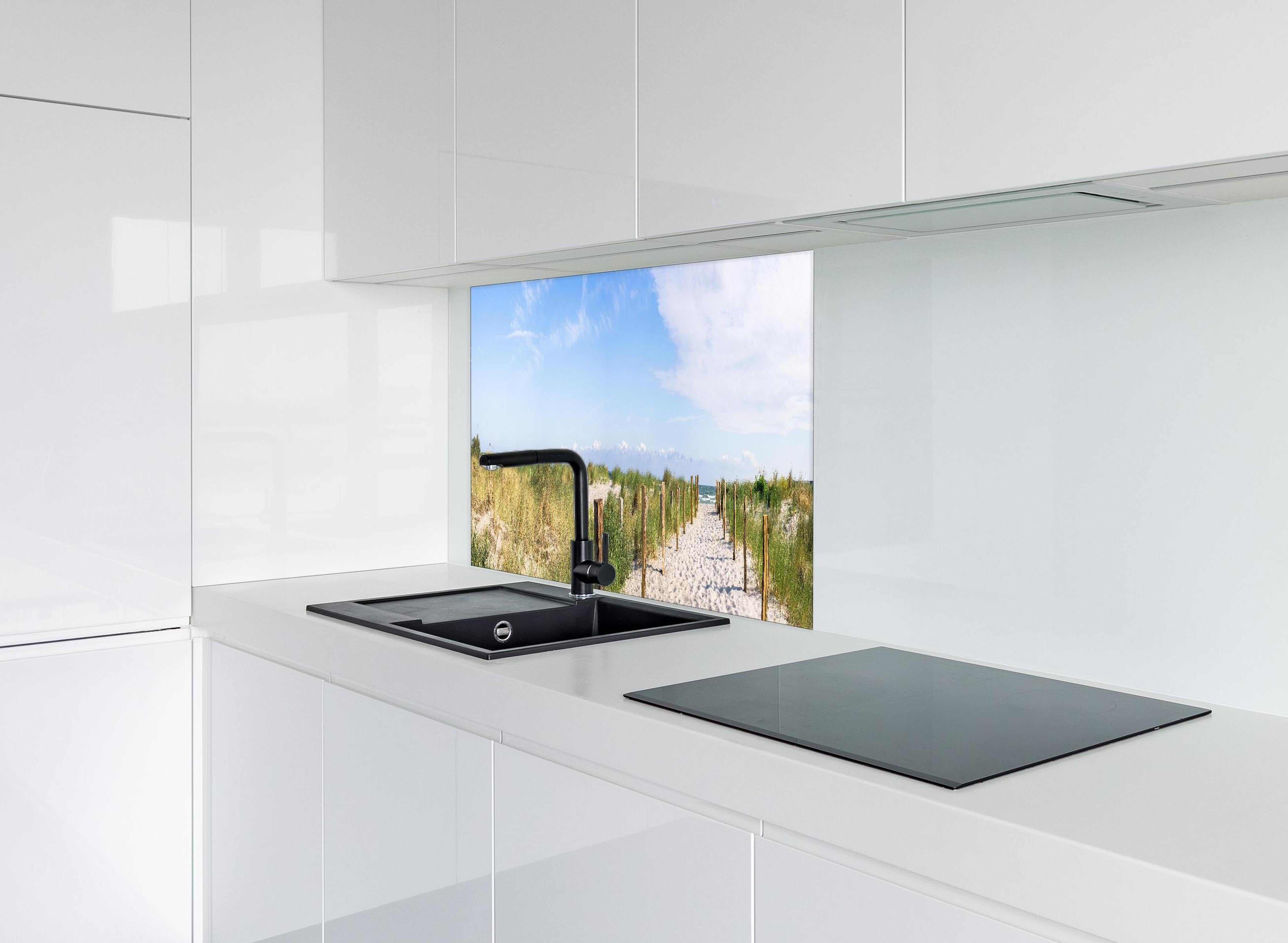 Spritzschutz - Weites Dünenpanorama Strandblick hinter einem Cerankochfeld zwischen Holz-Kochutensilien