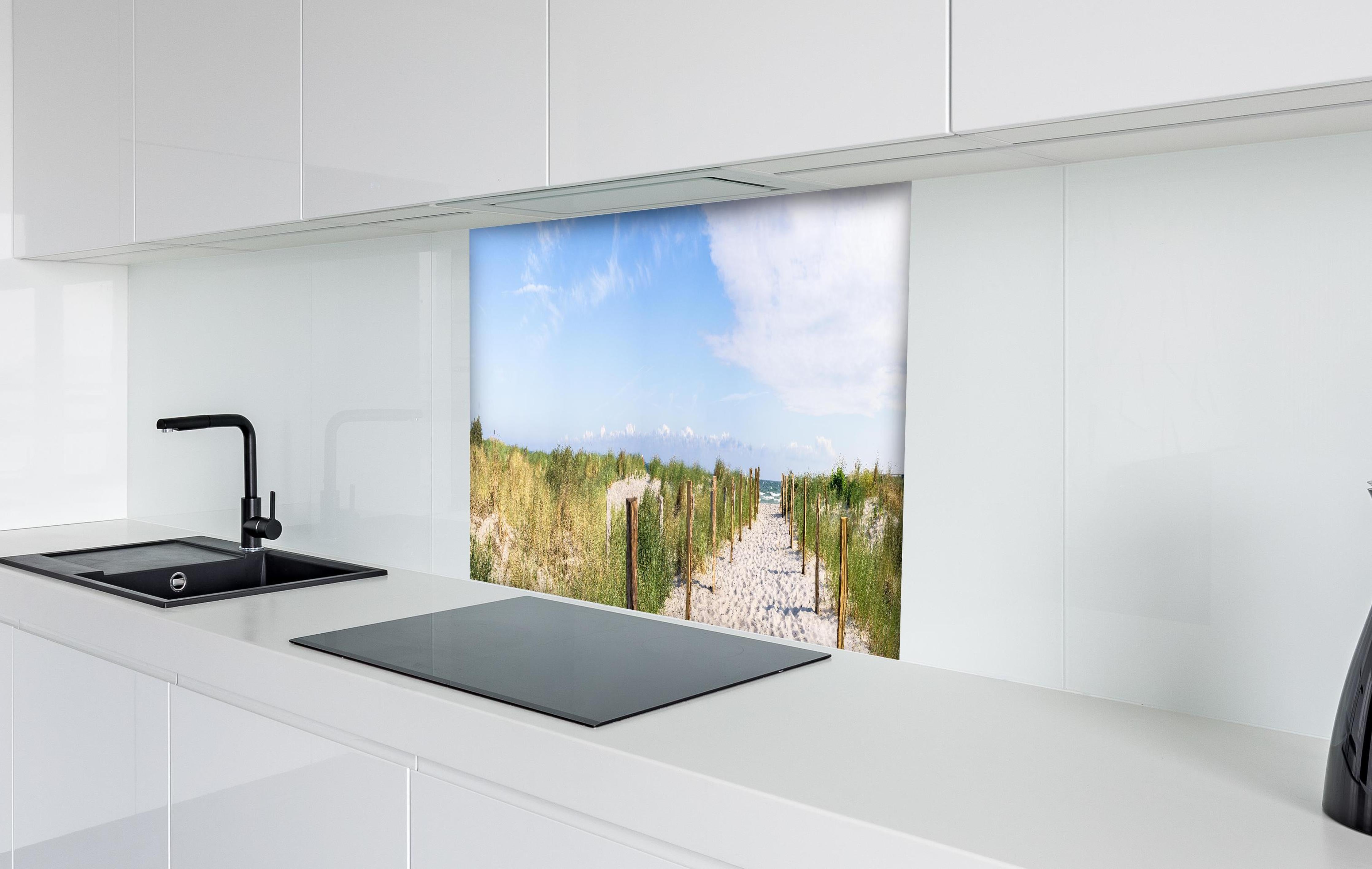 Spritzschutz - Weites Dünenpanorama Strandblick hinter einem Cerankochfeld zwischen Holz-Kochutensilien