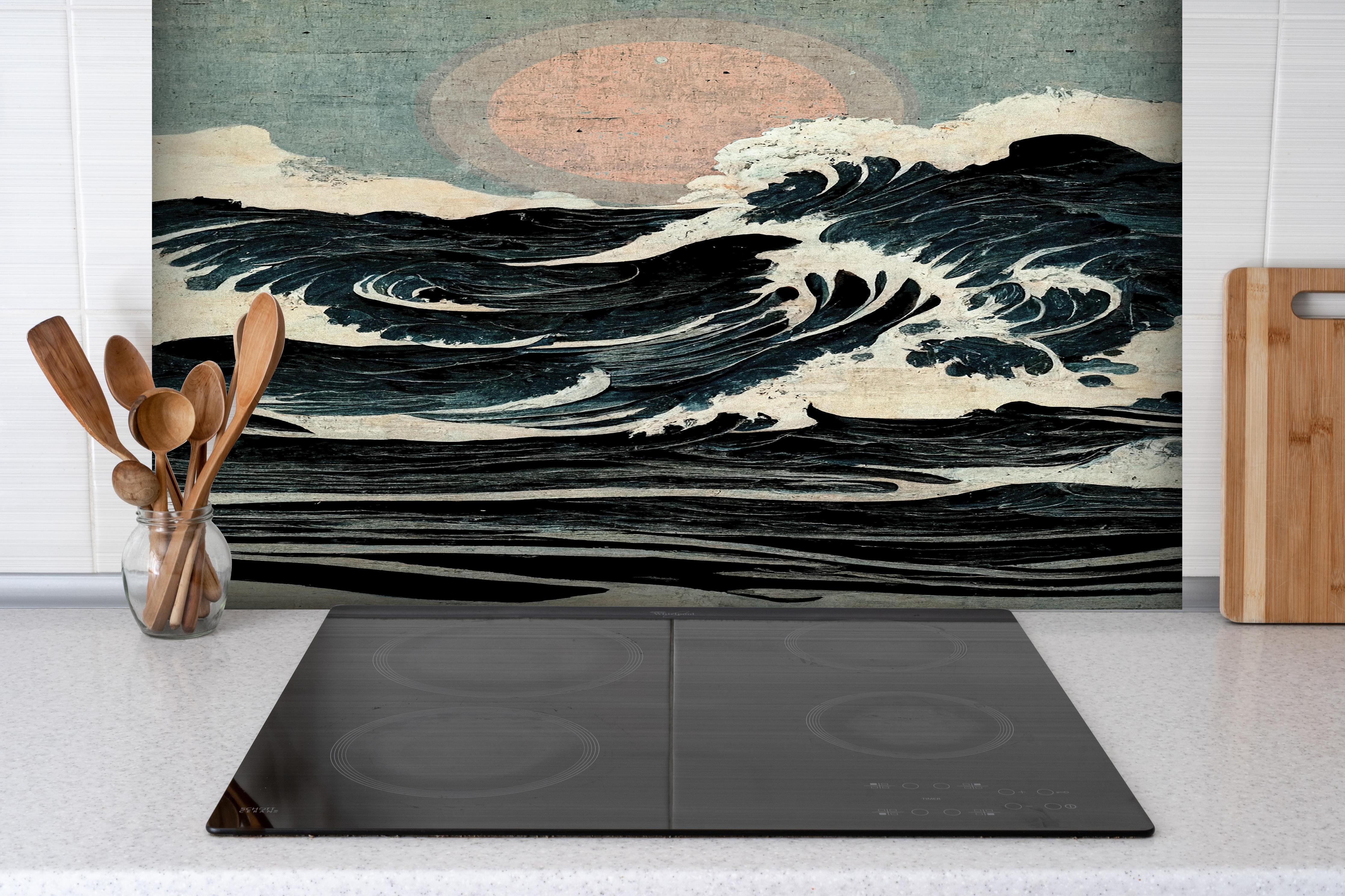 Spritzschutz - Wellen Zeichnung - Gemälde hinter einem Cerankochfeld zwischen Holz-Kochutensilien