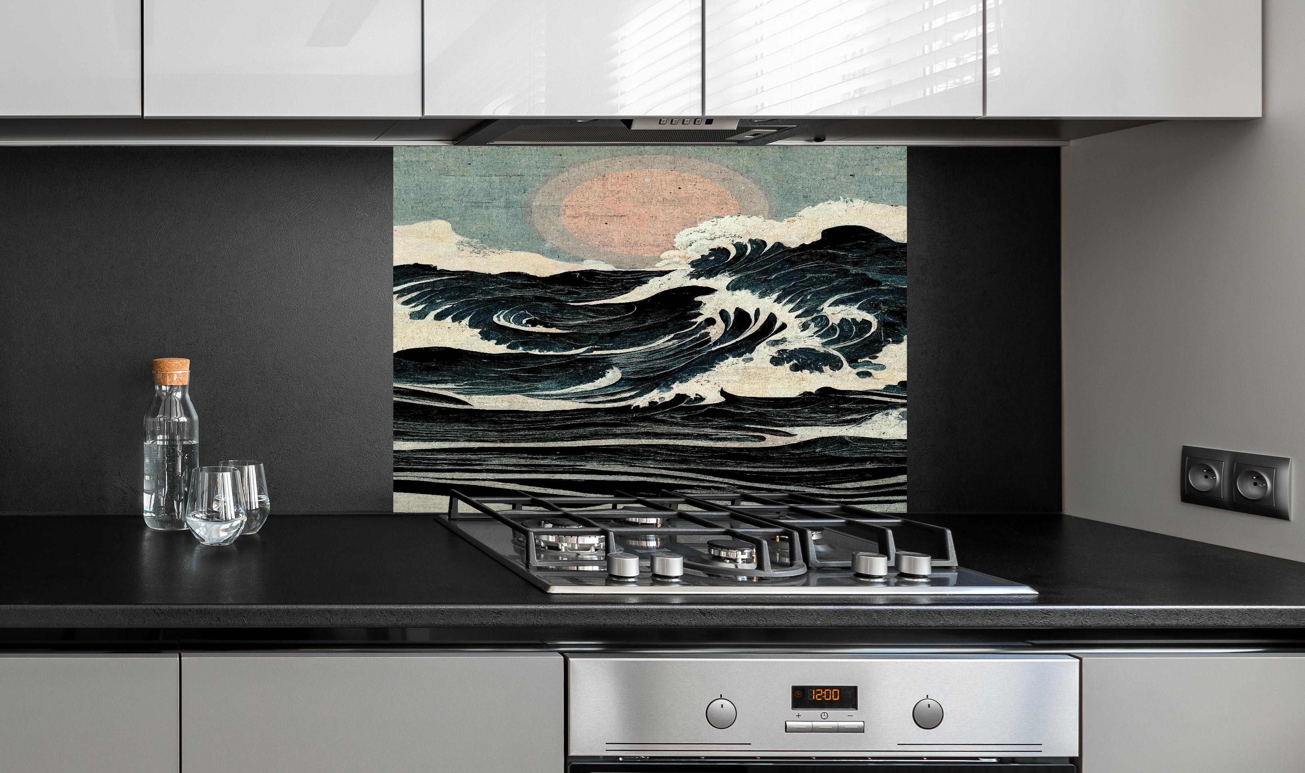Spritzschutz - Wellen Zeichnung - Gemälde hinter einem Cerankochfeld zwischen Holz-Kochutensilien