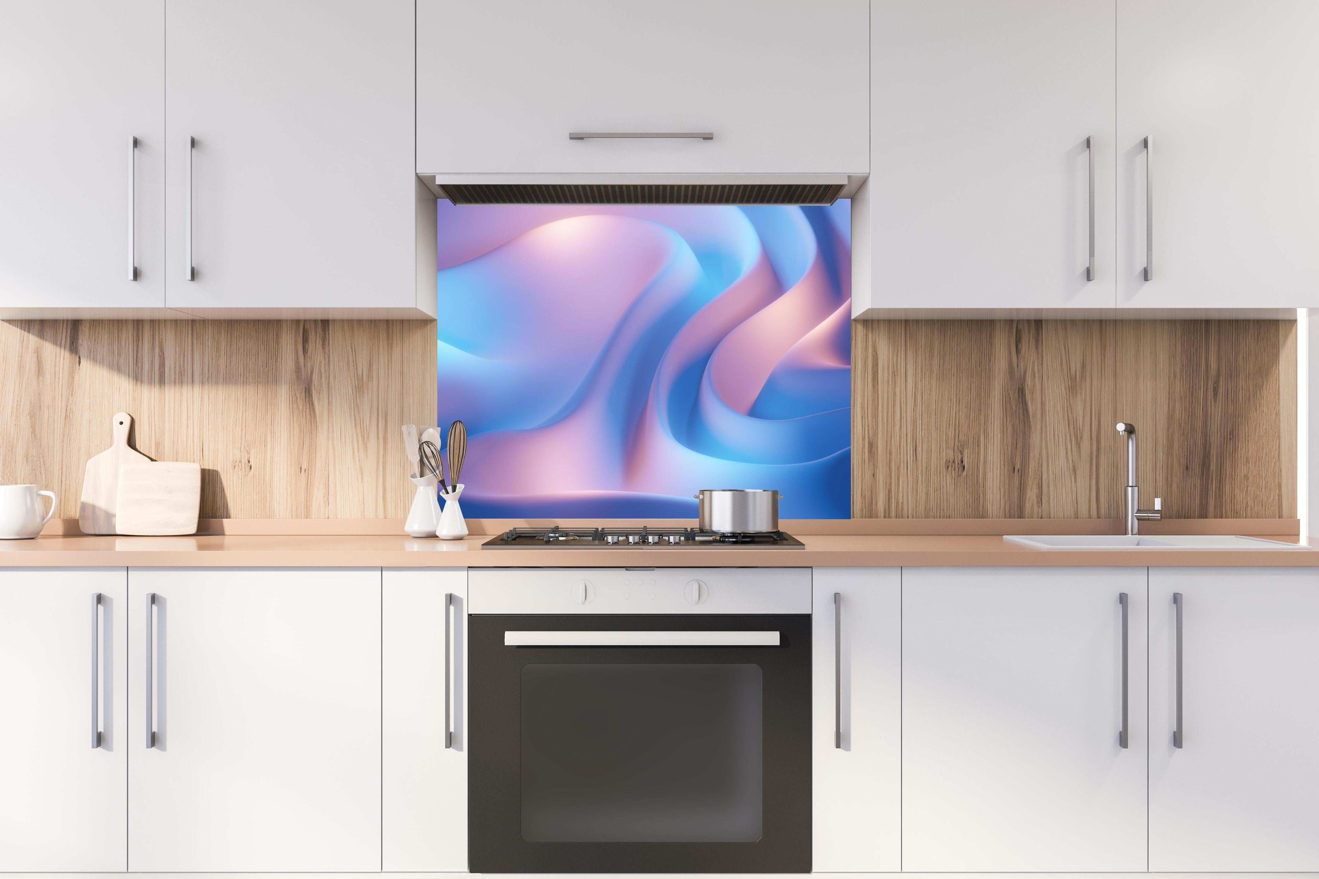 Spritzschutz - Wellenförmige Abstraktion in Blau- und Lilatönen hinter einem Cerankochfeld zwischen Holz-Kochutensilien