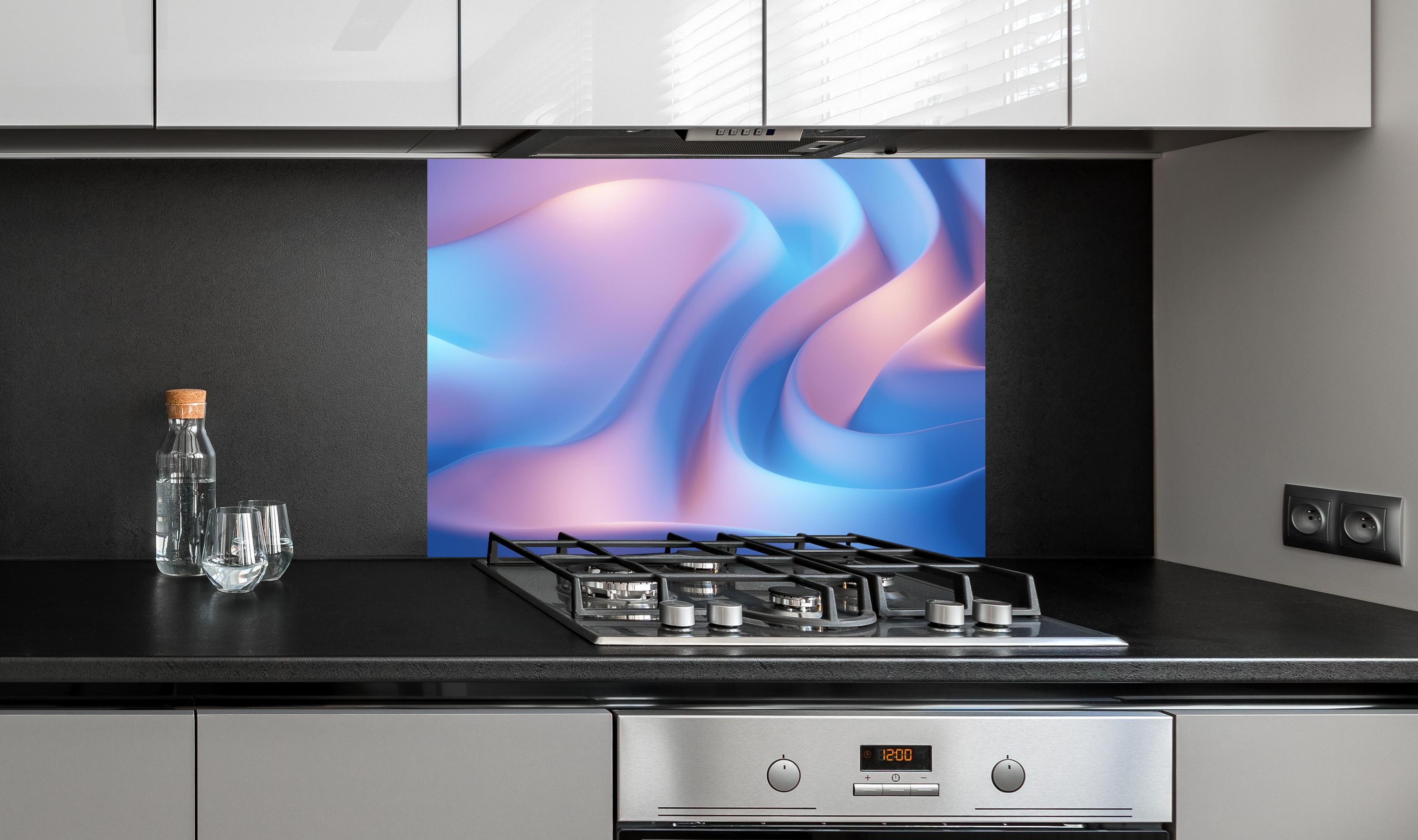 Spritzschutz - Wellenförmige Abstraktion in Blau- und Lilatönen hinter einem Cerankochfeld zwischen Holz-Kochutensilien