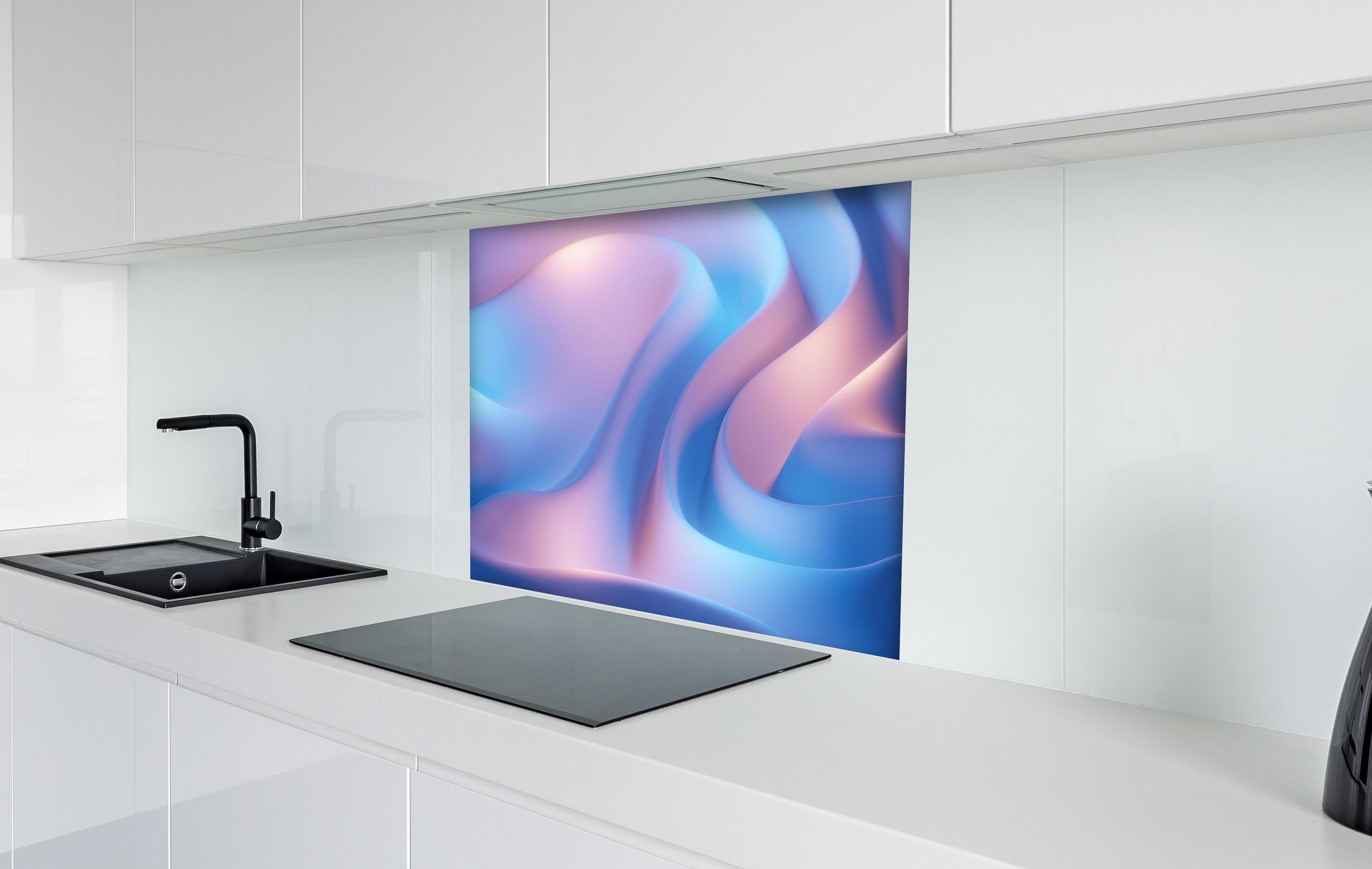 Spritzschutz - Wellenförmige Abstraktion in Blau- und Lilatönen hinter einem Cerankochfeld zwischen Holz-Kochutensilien