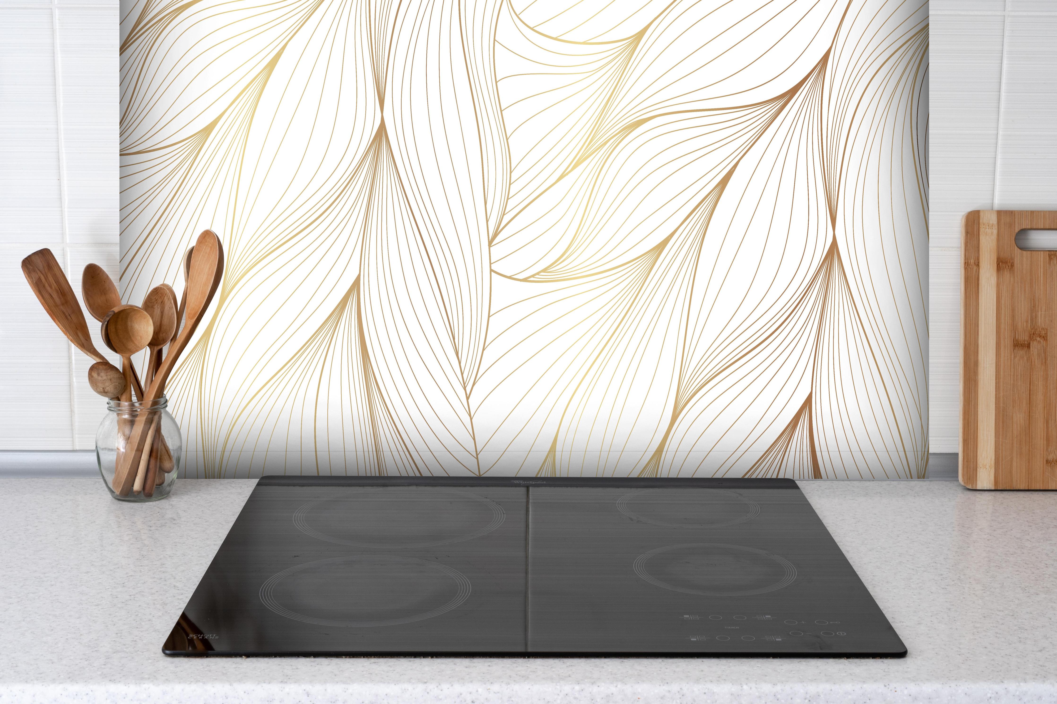 Spritzschutz - Wellenförmiges Muster in Weiß und Beige hinter einem Cerankochfeld zwischen Holz-Kochutensilien