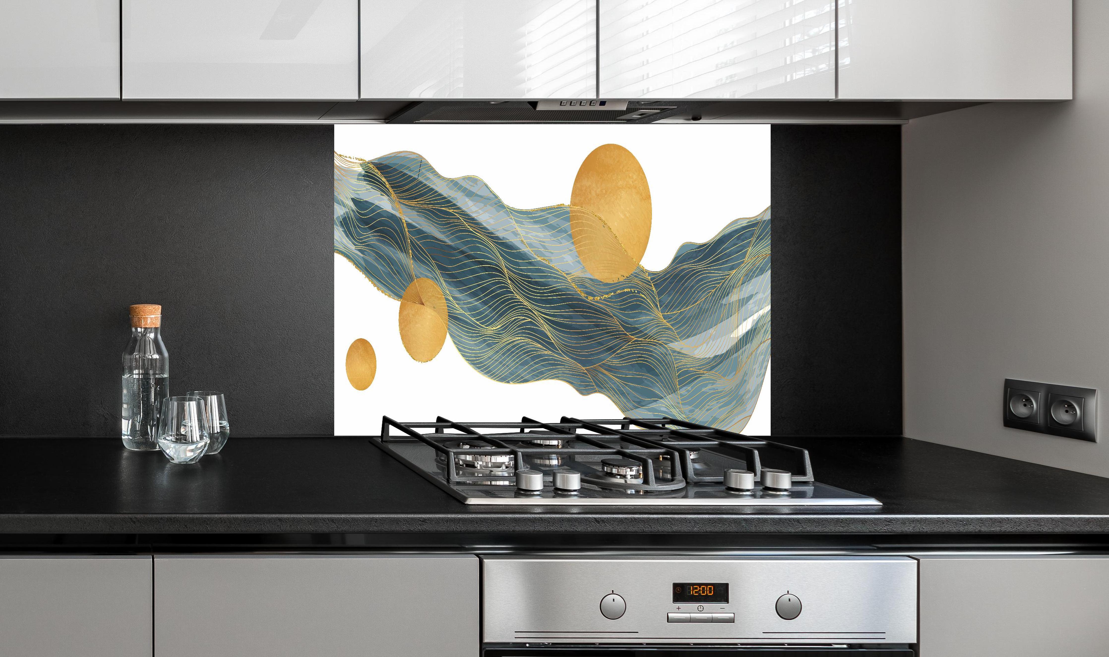 Spritzschutz - Wellenmuster mit goldenen Kreisen Kunst hinter einem Cerankochfeld zwischen Holz-Kochutensilien