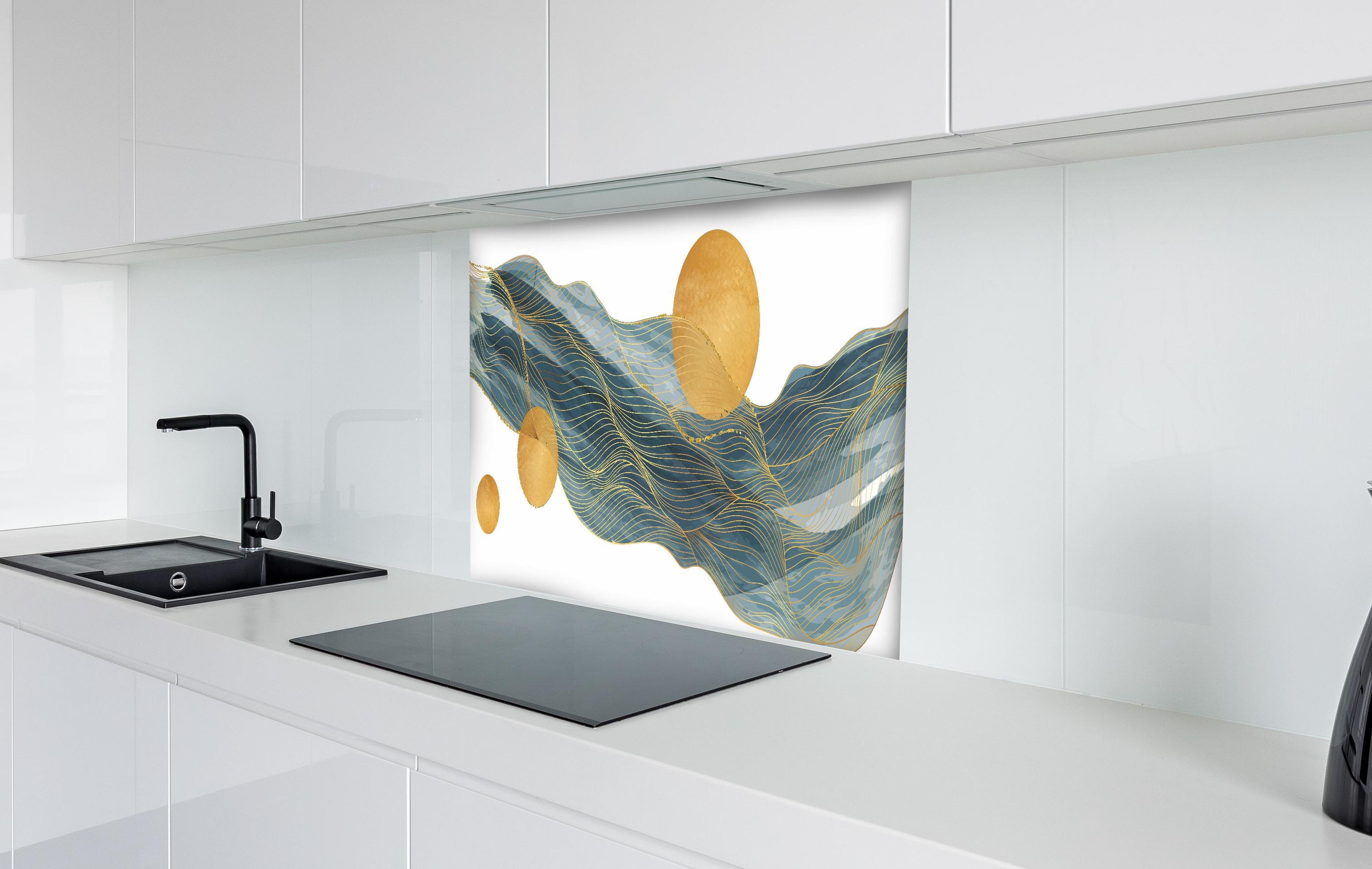 Spritzschutz - Wellenmuster mit goldenen Kreisen Kunst hinter einem Cerankochfeld zwischen Holz-Kochutensilien