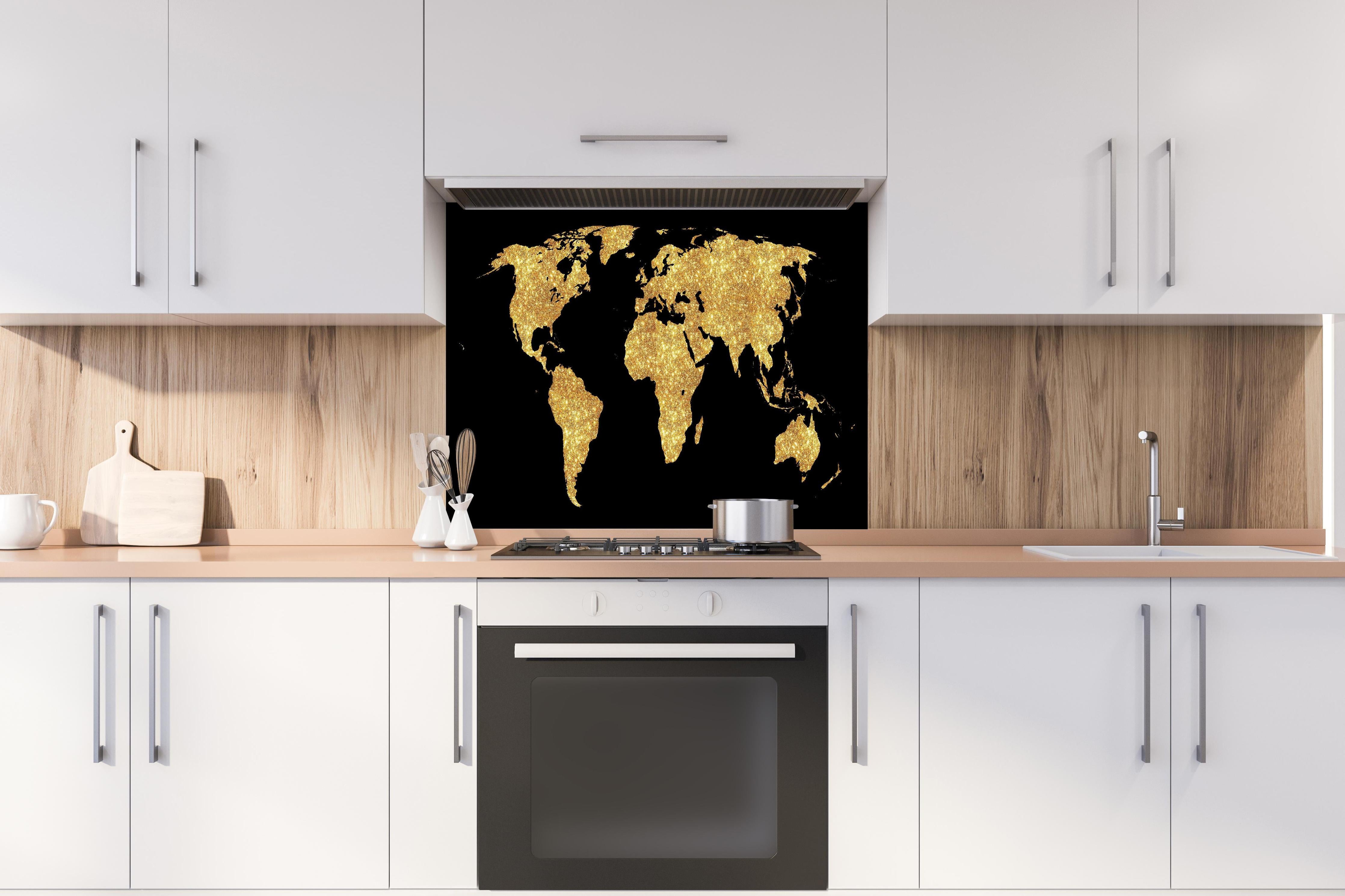 Spritzschutz - Weltkarte Nachts Beleuchtung Gold-Effekt hinter einem Cerankochfeld zwischen Holz-Kochutensilien