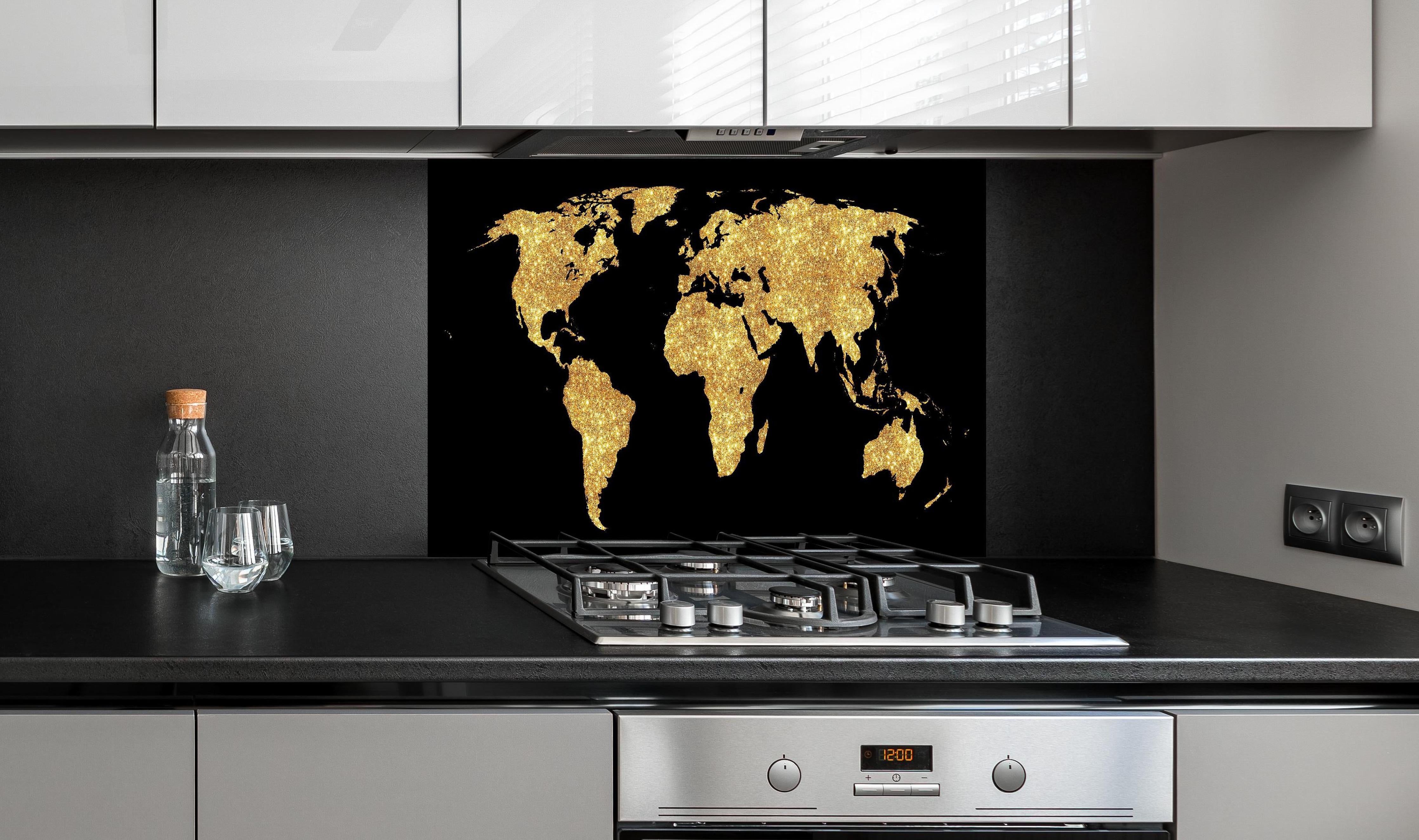 Spritzschutz - Weltkarte Nachts Beleuchtung Gold-Effekt hinter einem Cerankochfeld zwischen Holz-Kochutensilien