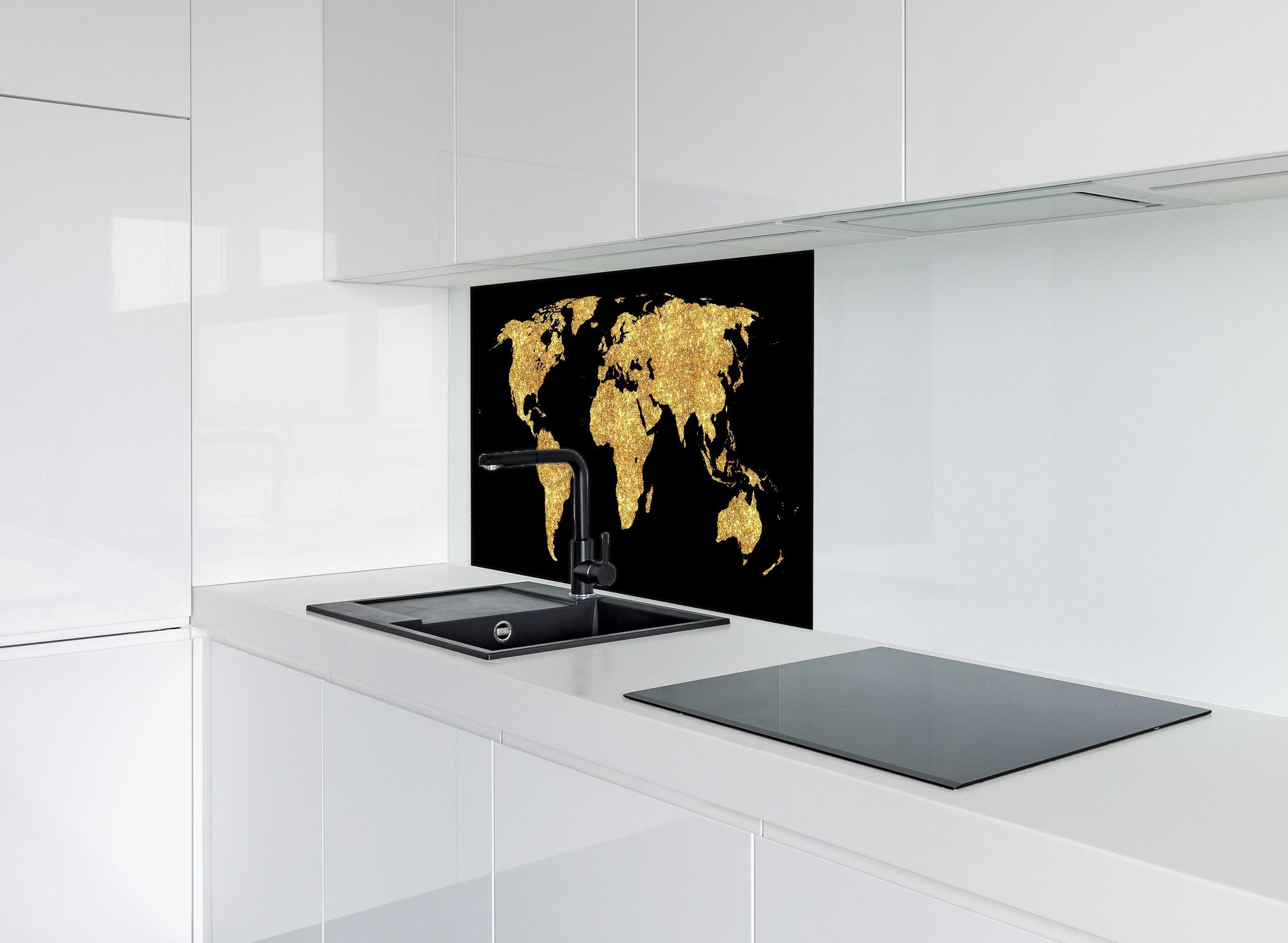 Spritzschutz - Weltkarte Nachts Beleuchtung Gold-Effekt hinter einem Cerankochfeld zwischen Holz-Kochutensilien