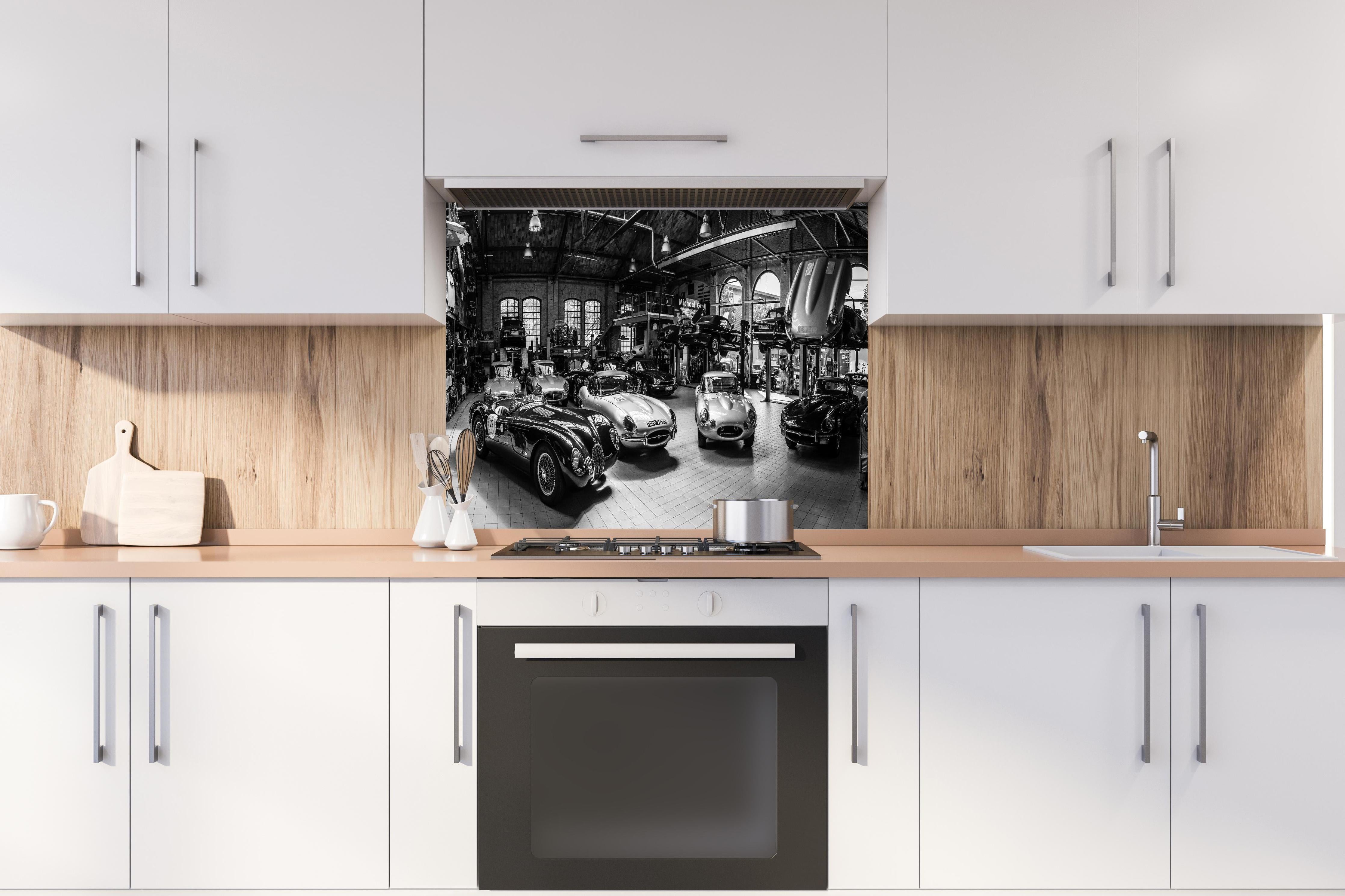 Spritzschutz - Werkstadt im Retro Stil hinter einem Cerankochfeld zwischen Holz-Kochutensilien