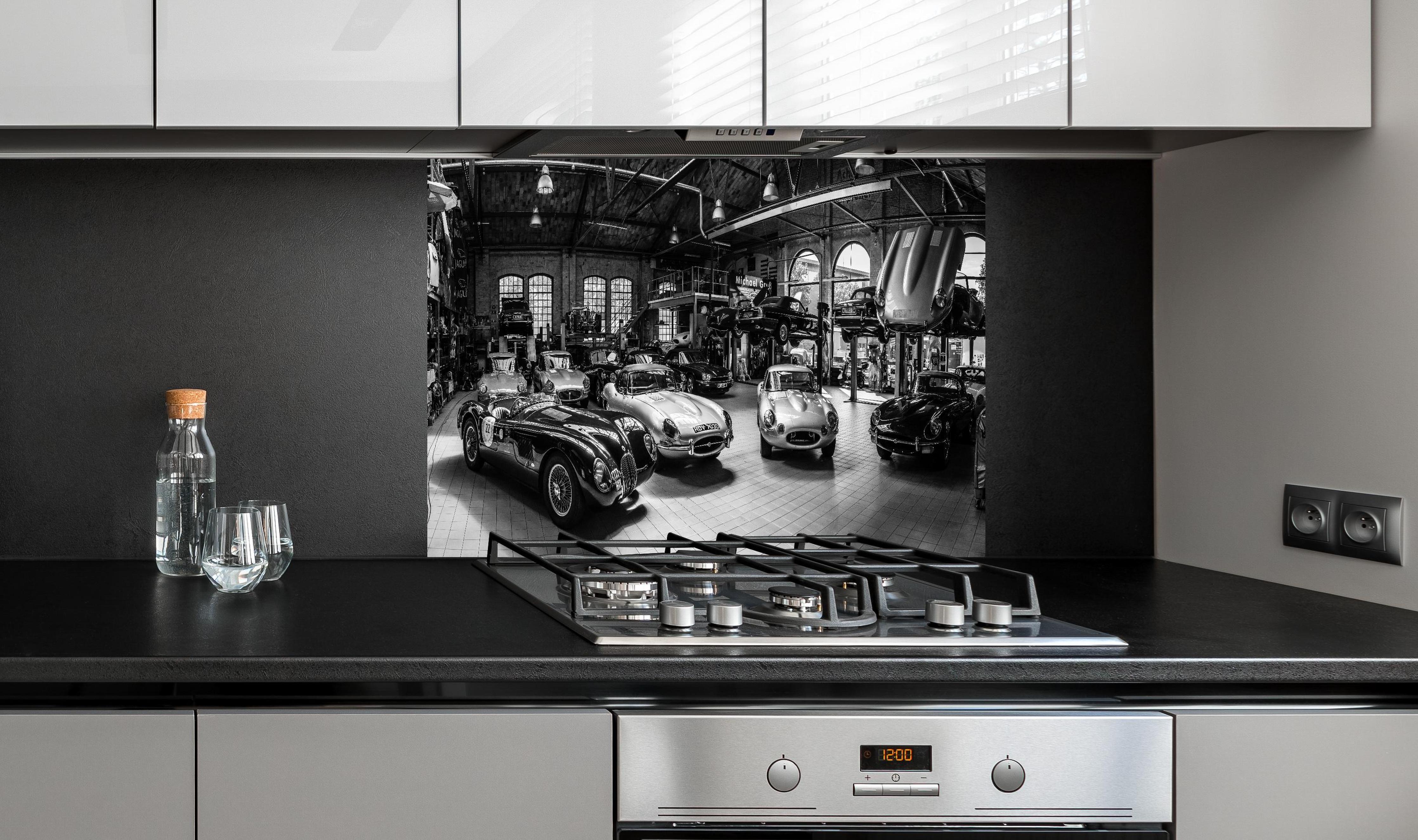 Spritzschutz - Werkstadt im Retro Stil hinter einem Cerankochfeld zwischen Holz-Kochutensilien