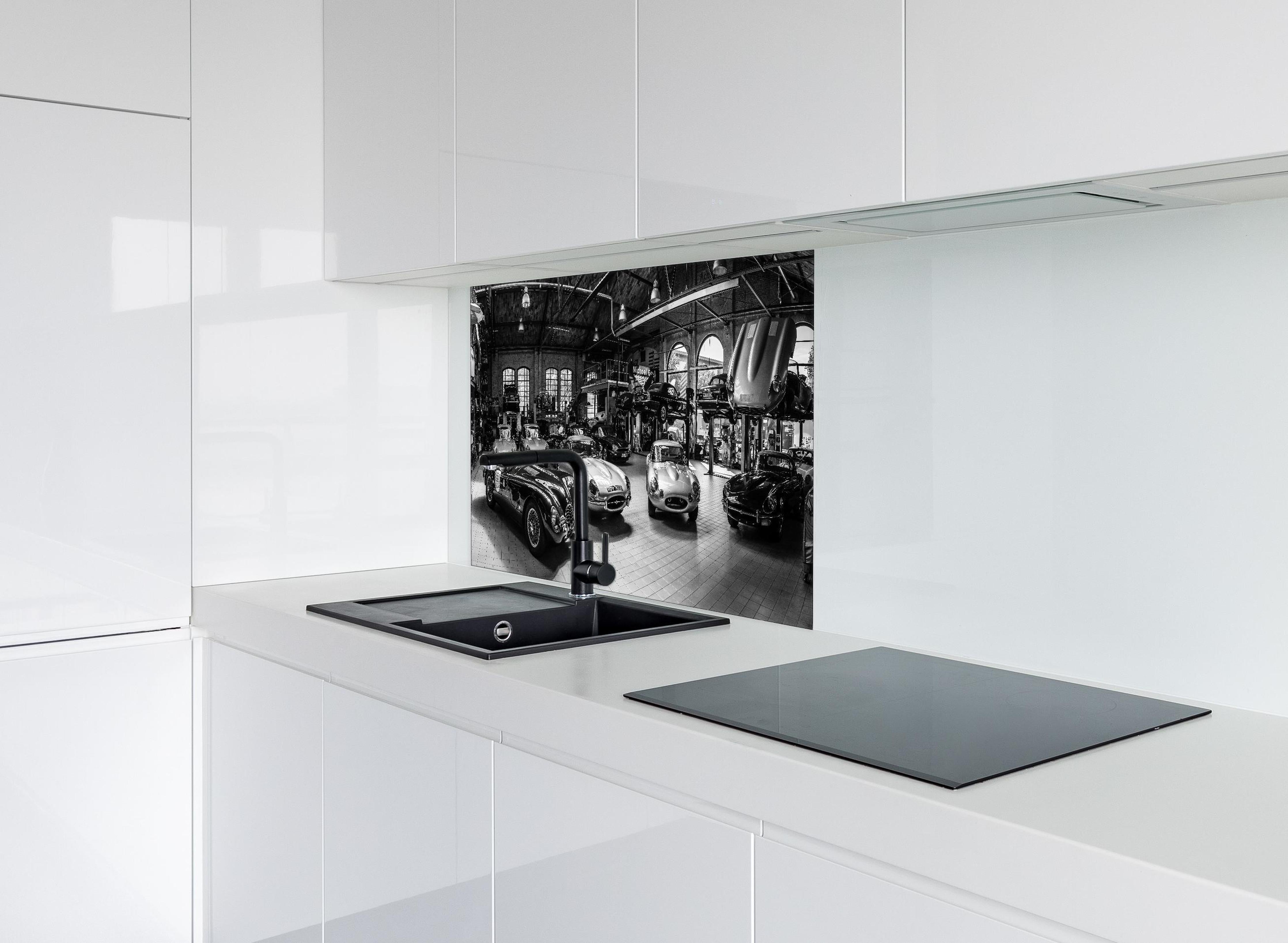 Spritzschutz - Werkstadt im Retro Stil hinter einem Cerankochfeld zwischen Holz-Kochutensilien