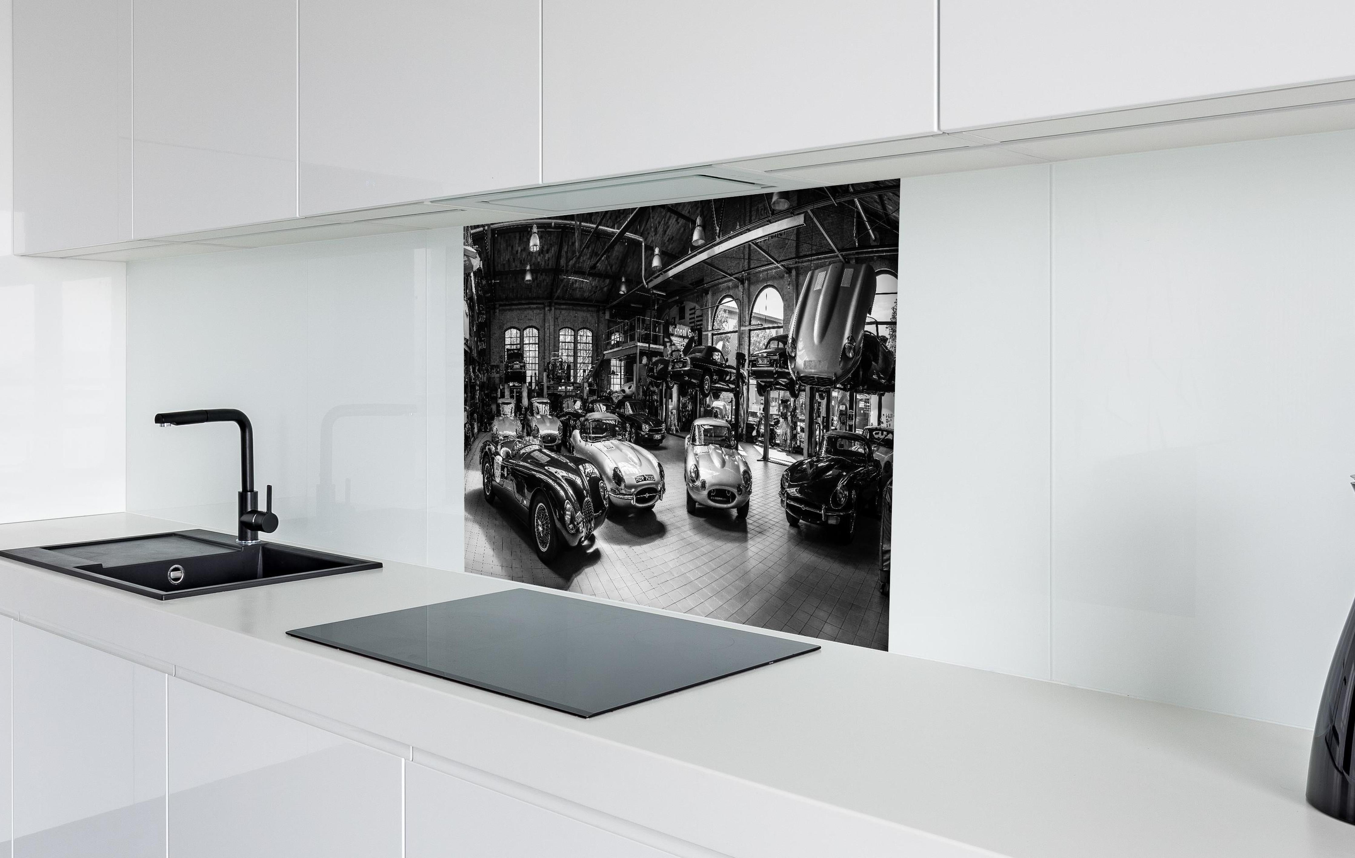 Spritzschutz - Werkstadt im Retro Stil hinter einem Cerankochfeld zwischen Holz-Kochutensilien