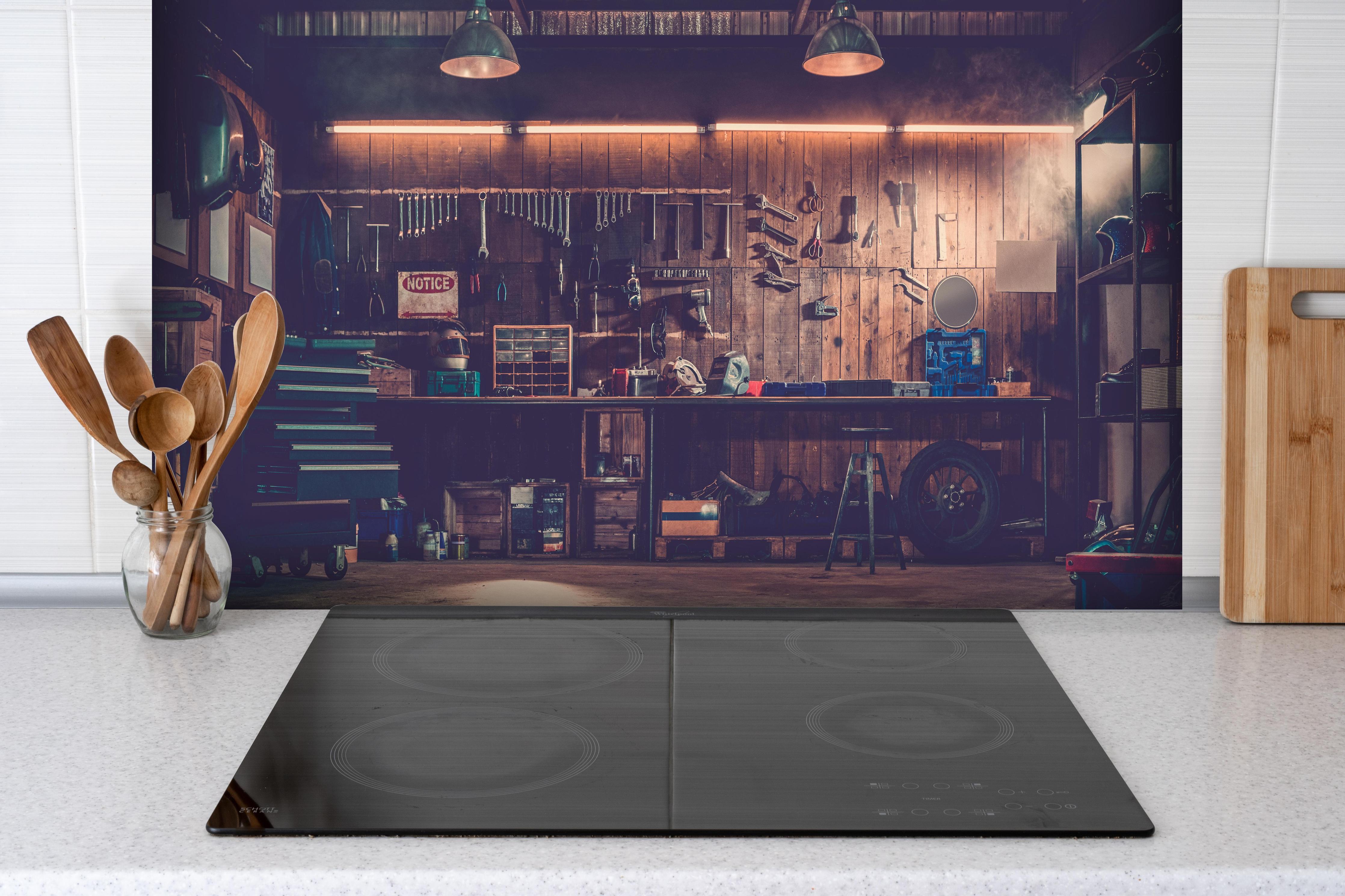Spritzschutz - Werkstatt-Szene hinter einem Cerankochfeld zwischen Holz-Kochutensilien