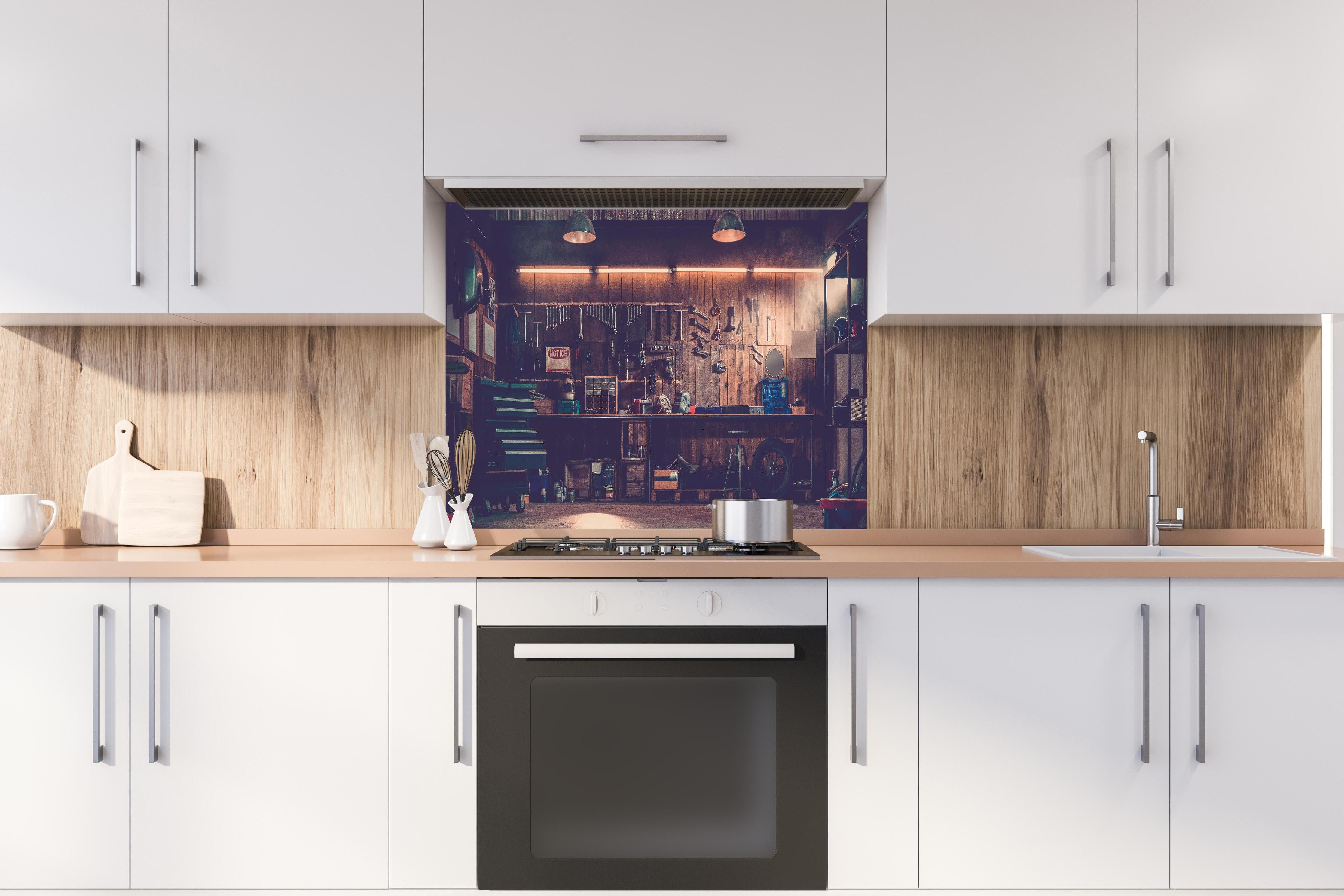 Spritzschutz - Werkstatt-Szene hinter einem Cerankochfeld zwischen Holz-Kochutensilien