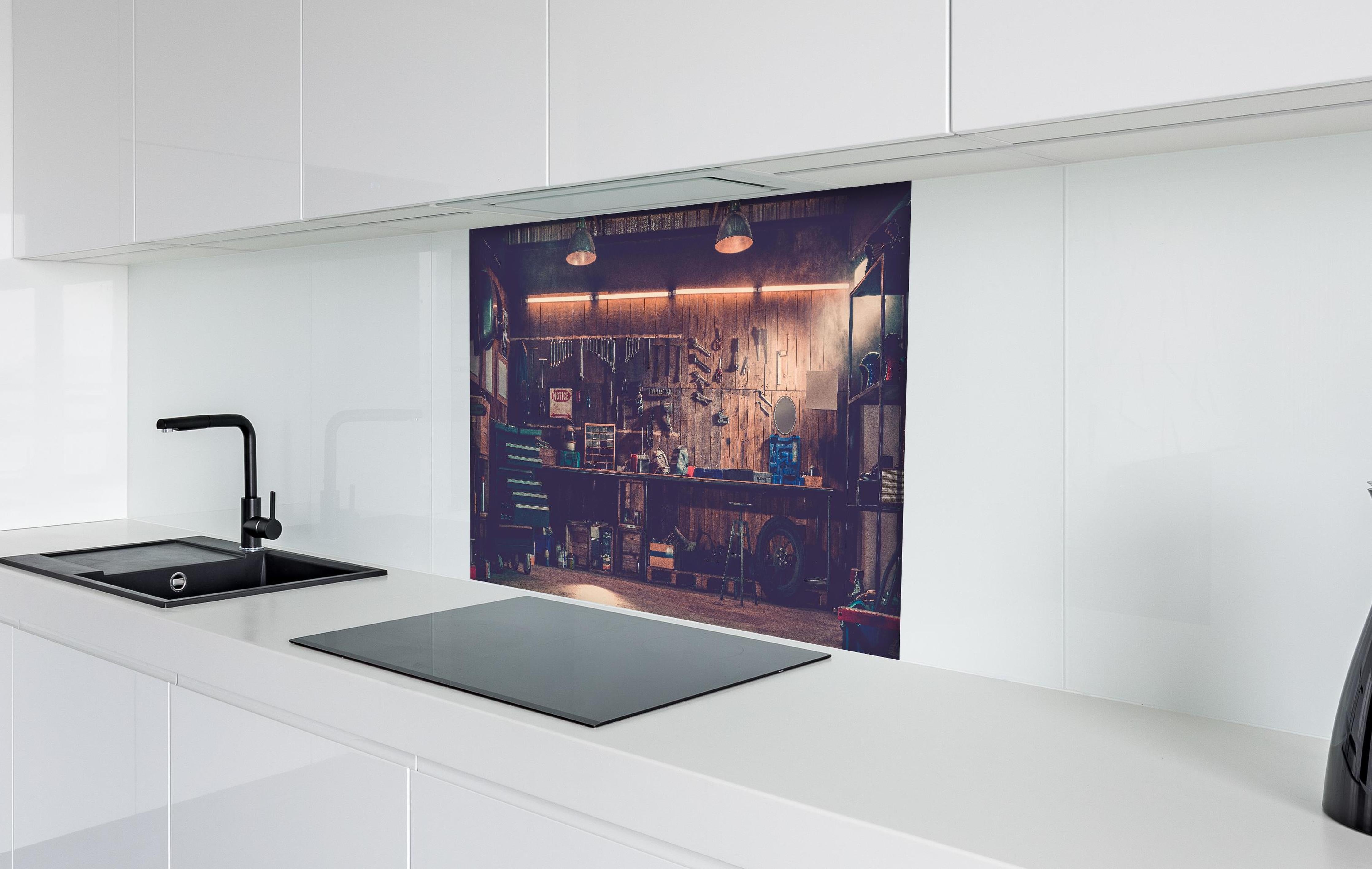 Spritzschutz - Werkstatt-Szene hinter einem Cerankochfeld zwischen Holz-Kochutensilien