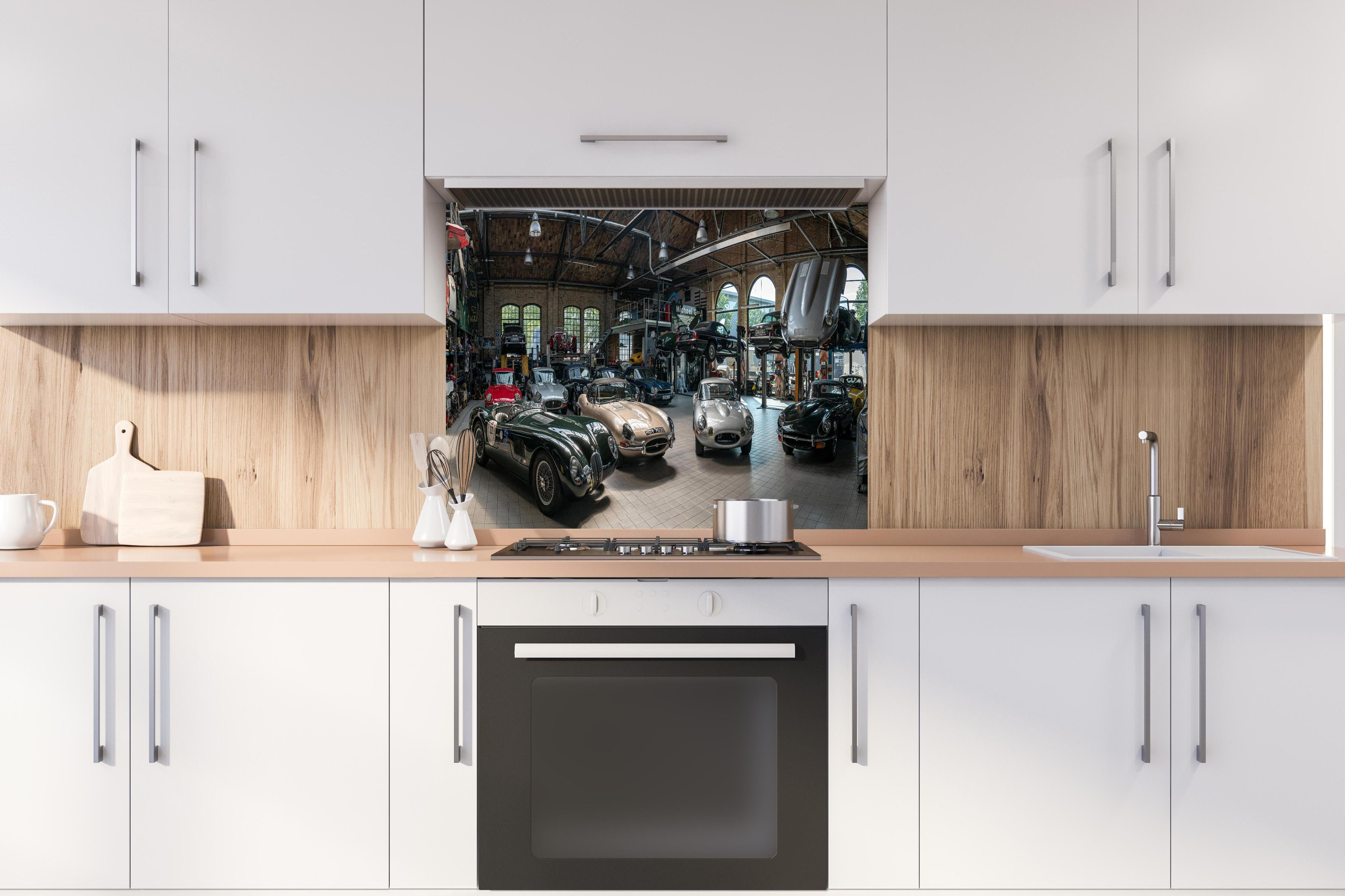 Spritzschutz - Werkstatt für die Reparatur und Wartung englischer Retro-Klassiker hinter einem Cerankochfeld zwischen Holz-Kochutensilien