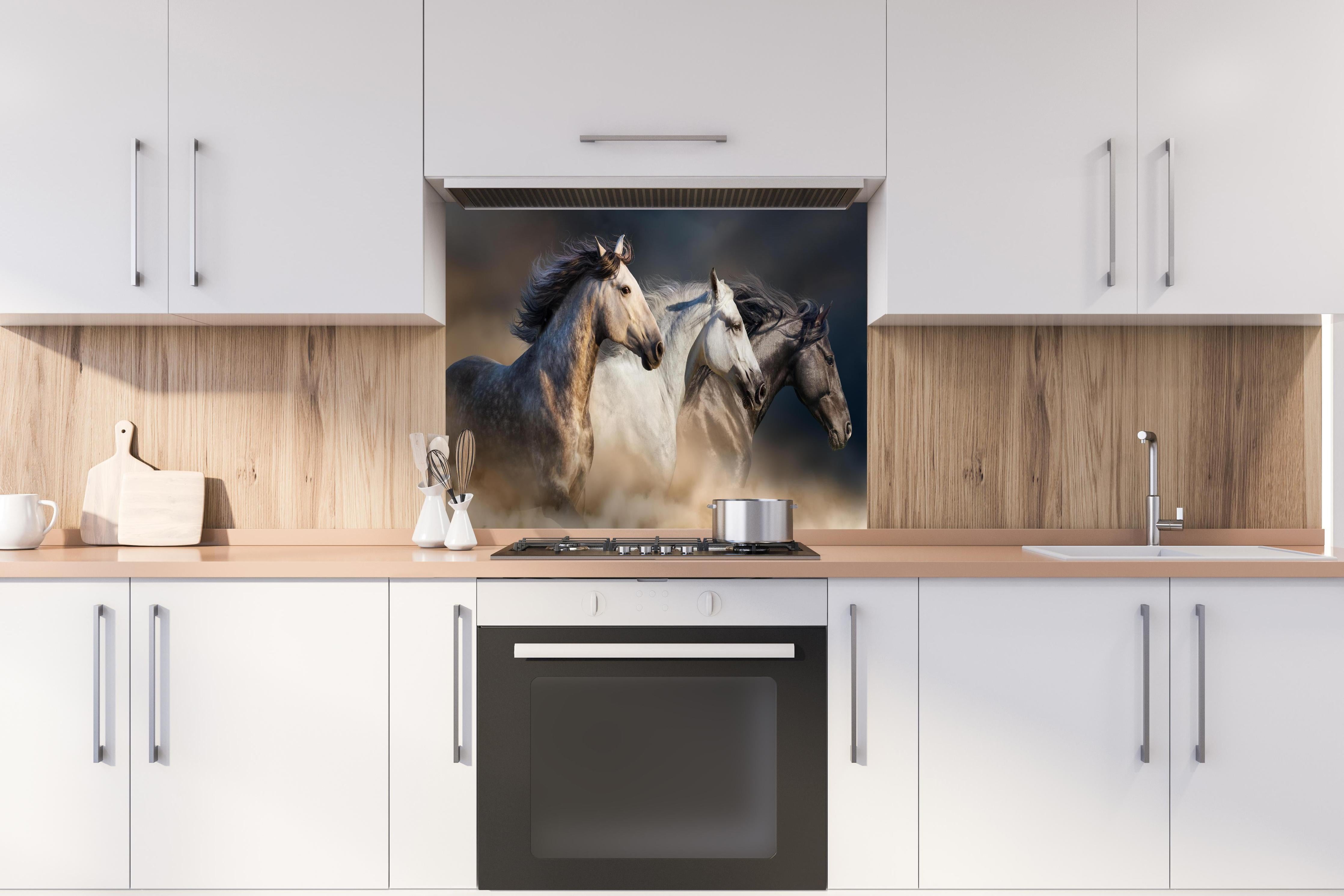 Spritzschutz - Wild Pferde mit Mähnen im Galopp, Staubwolke hinter einem Cerankochfeld zwischen Holz-Kochutensilien