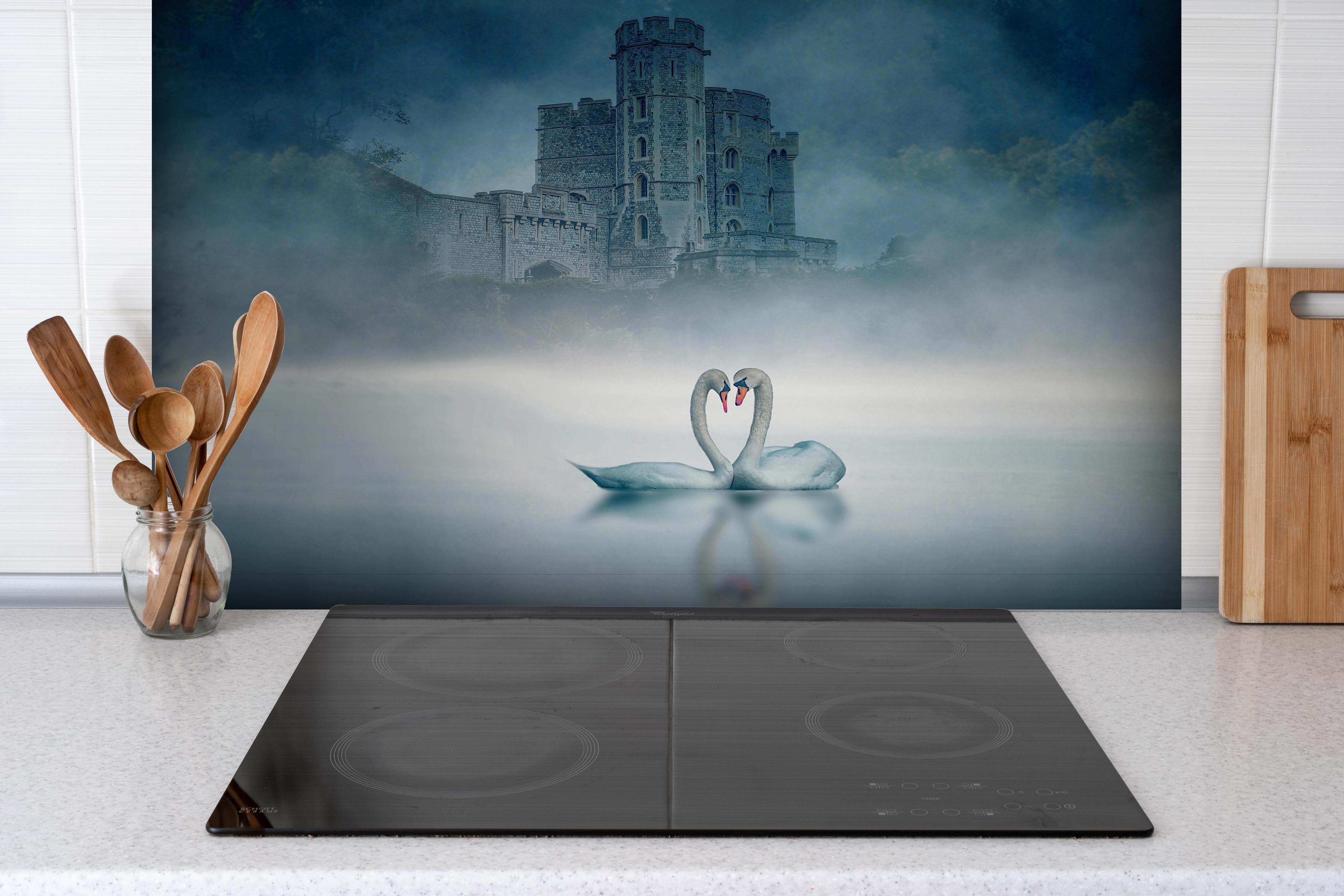 Spritzschutz - Windsor Castle mit Schwan hinter einem Cerankochfeld zwischen Holz-Kochutensilien